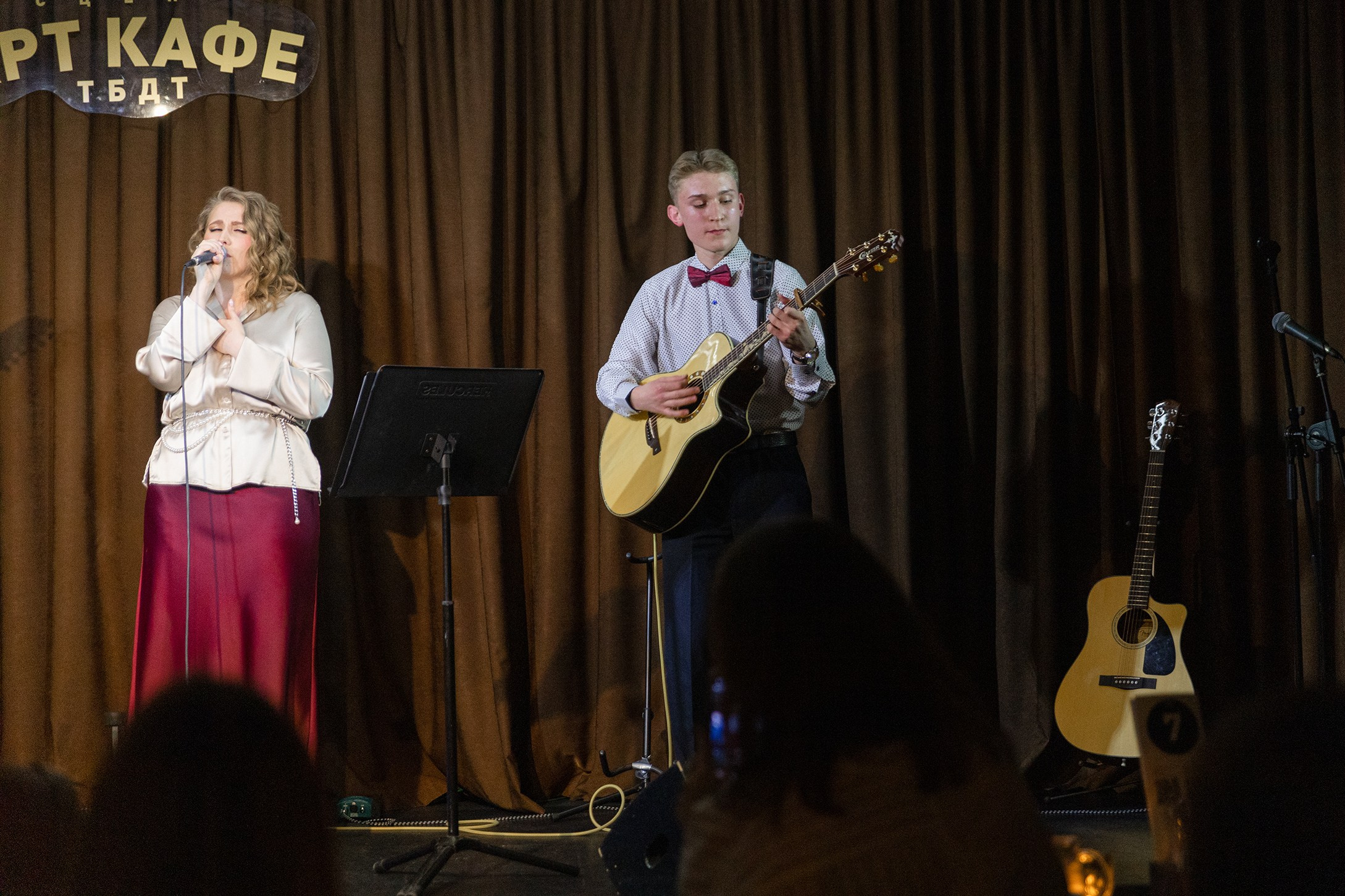 Выступление YOLO band в арт кафе. Фотограф Тюмень