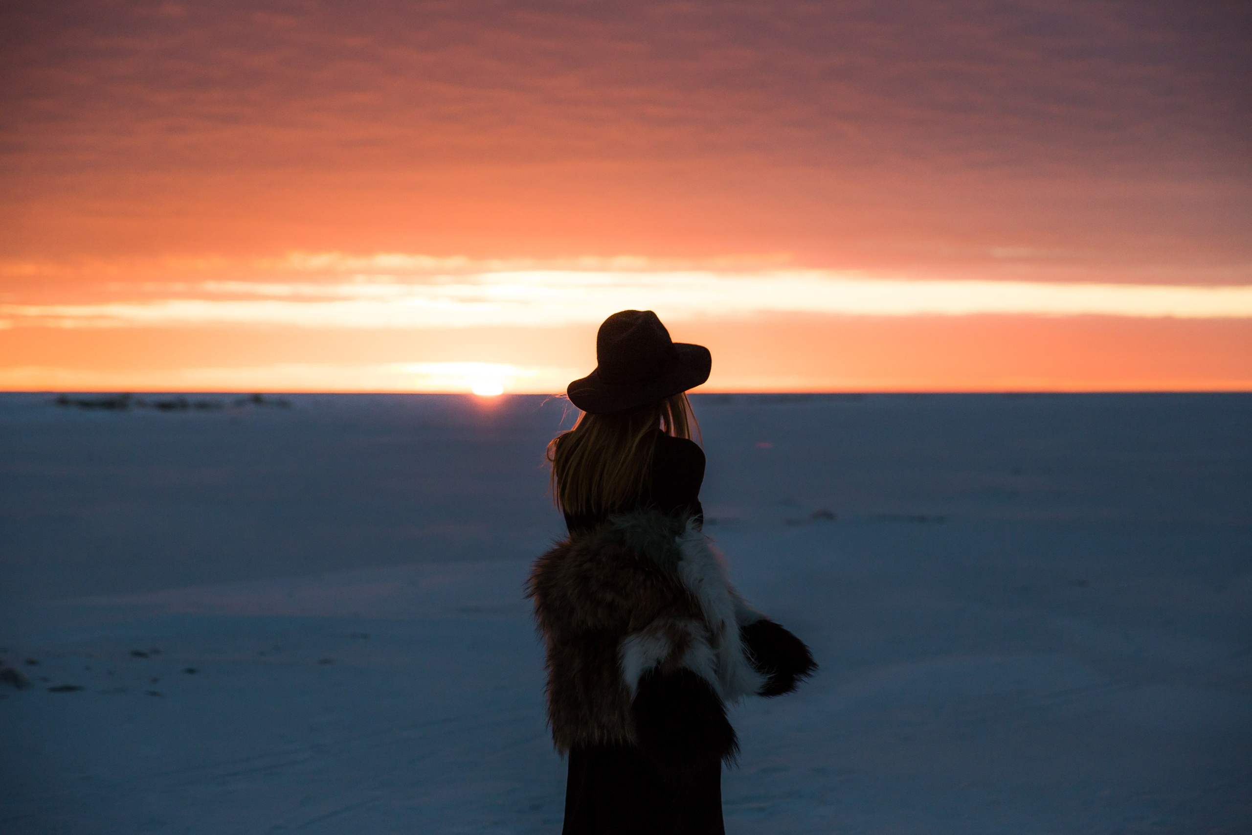 Девушка на берегу Финского залива на закате портрет