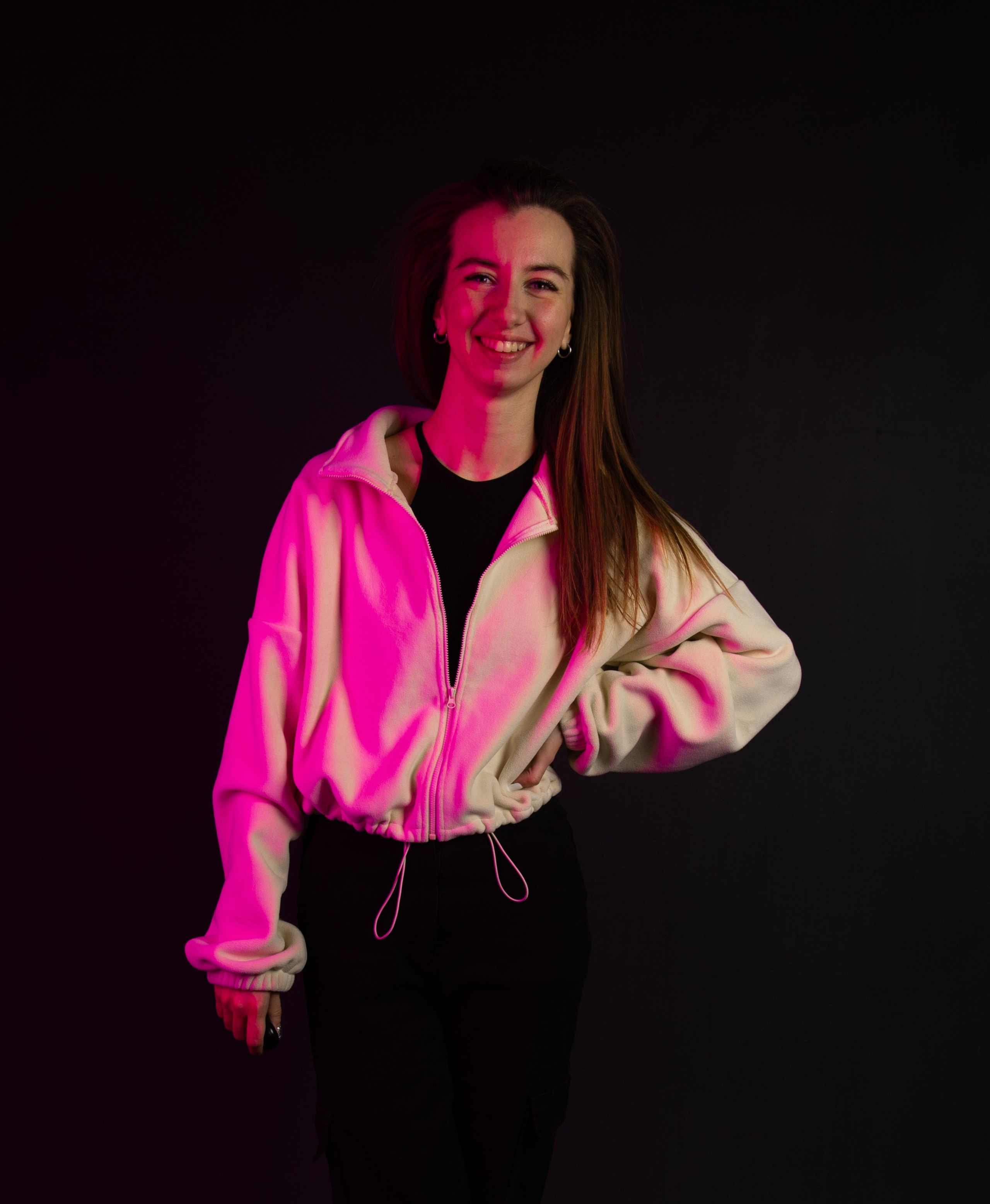 Фотосессия без фотографа в фотостудии автопортрета Double-you в ТРЦ Агора, Сургут. Цена. Стоимость фотосессии. Управляйте моментом с пультом, смотрясь в зеркало