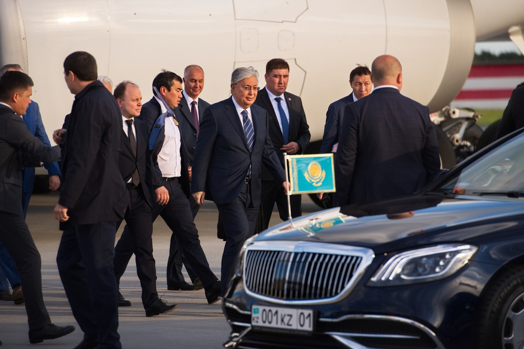 Президент Казахстана Касым-Жомарт Токаев в аэропорту Пулково, Санкт-Петербург, 16 июня 2022 года.