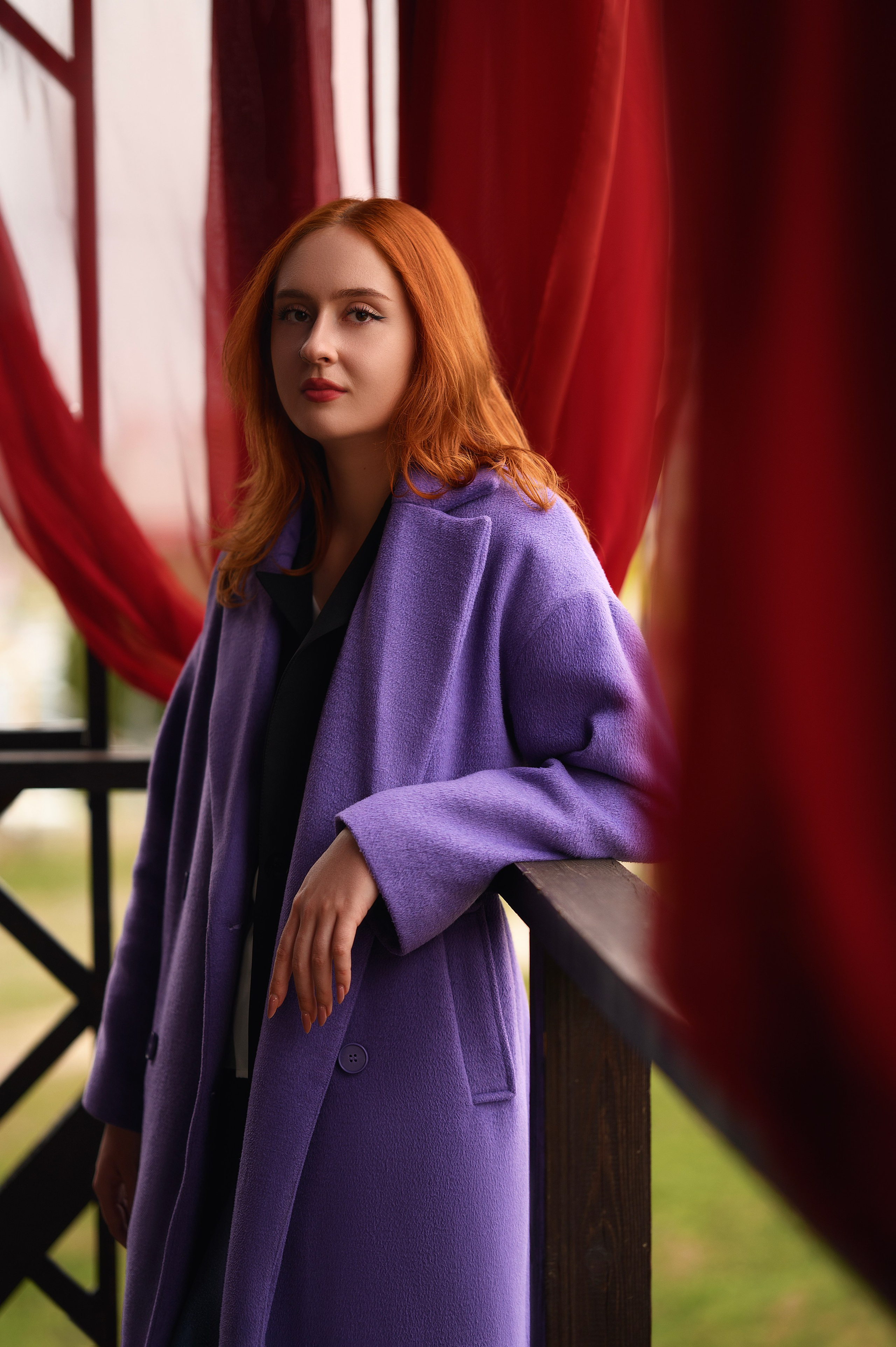 Студия не нужна: портрет в Волгодонске. Фиолетовое пальто, рыжие волосы, здание с красными шторами. Автор — Е. Жуйкова.