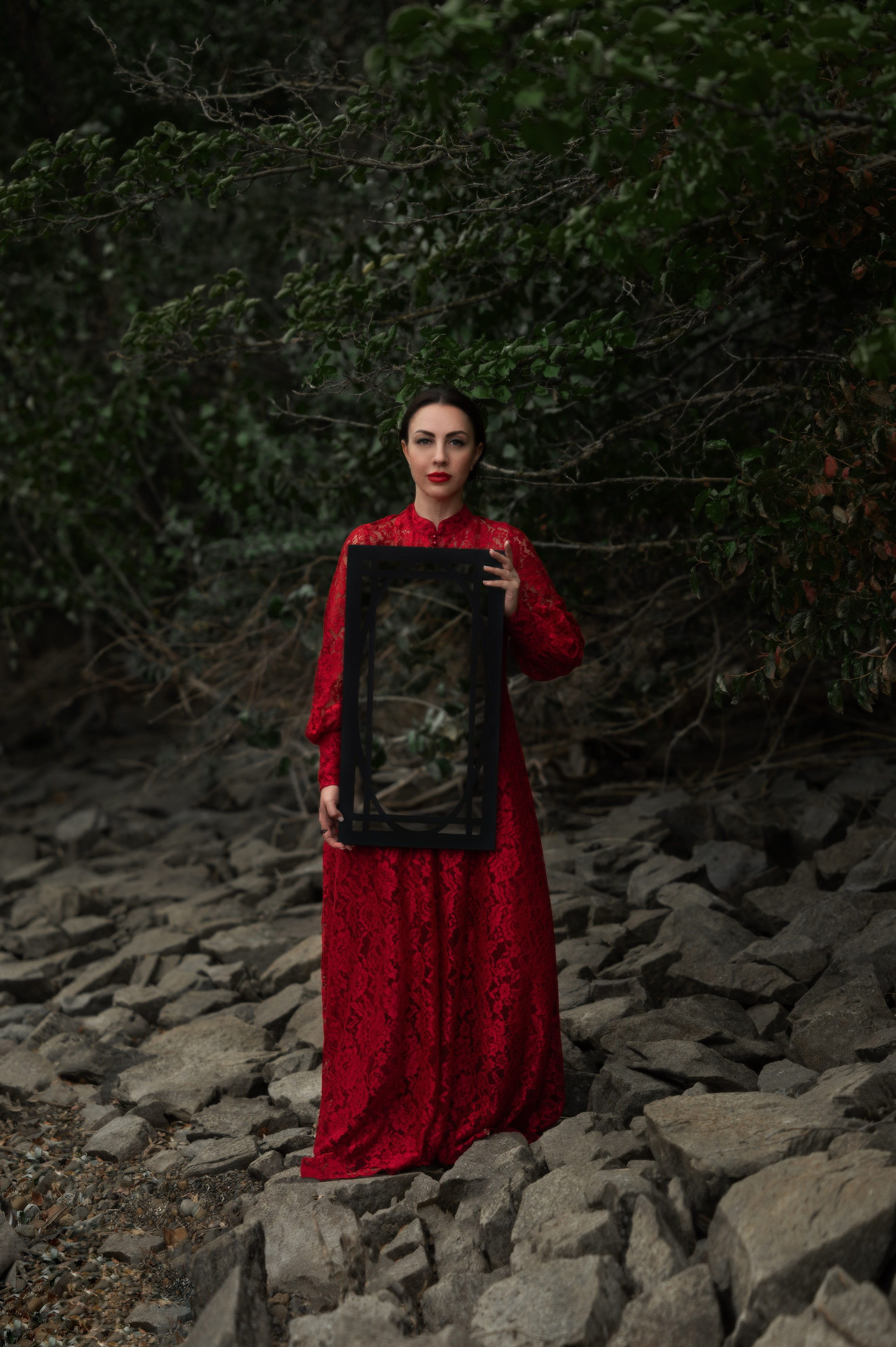 Фотосессия от Елизаветы Жуйковой: модель в красном платье и зеркало среди деревьев. Лесной фон, Волгодонск.