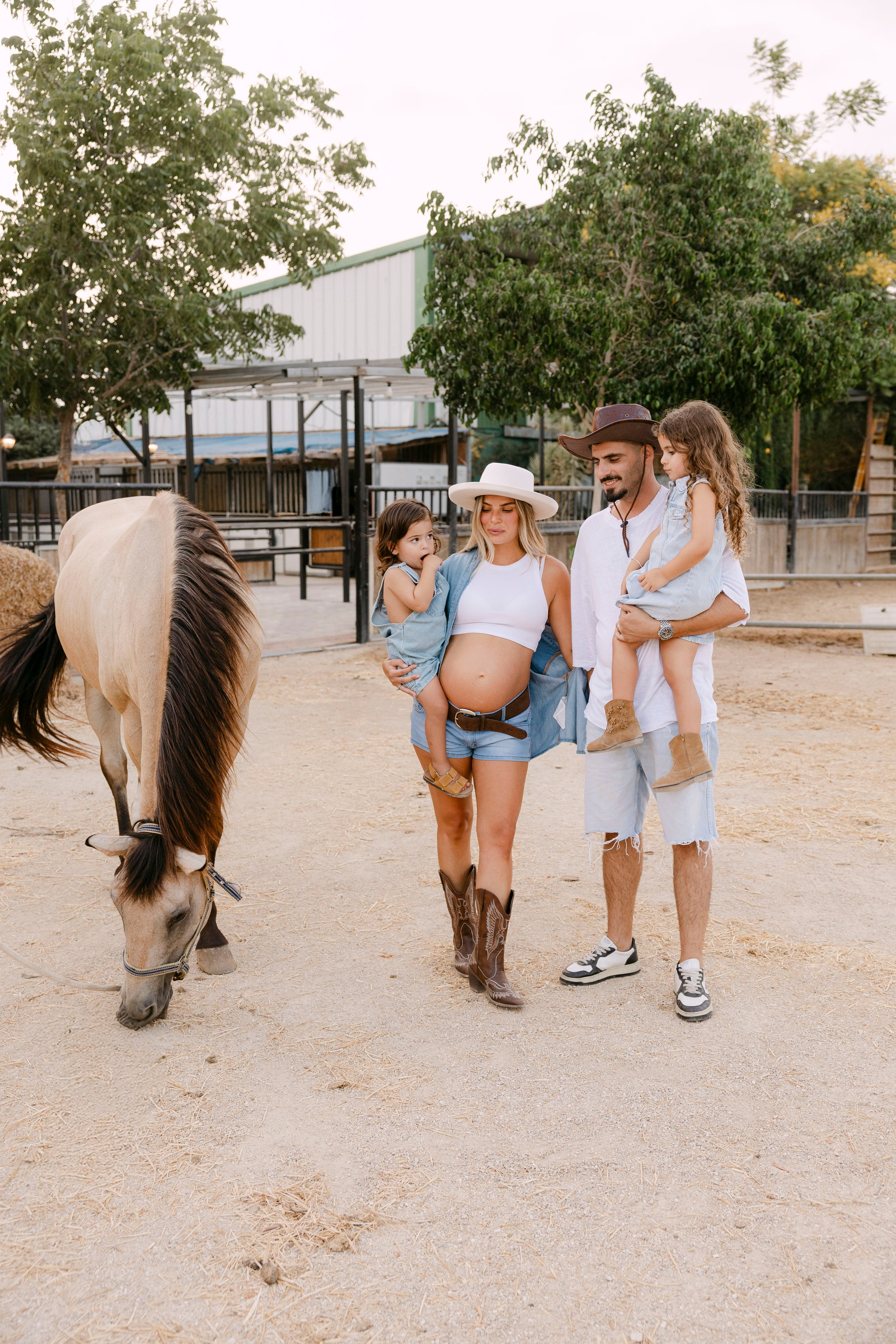 Pregnancy photoshoot at the horse farm. Главная