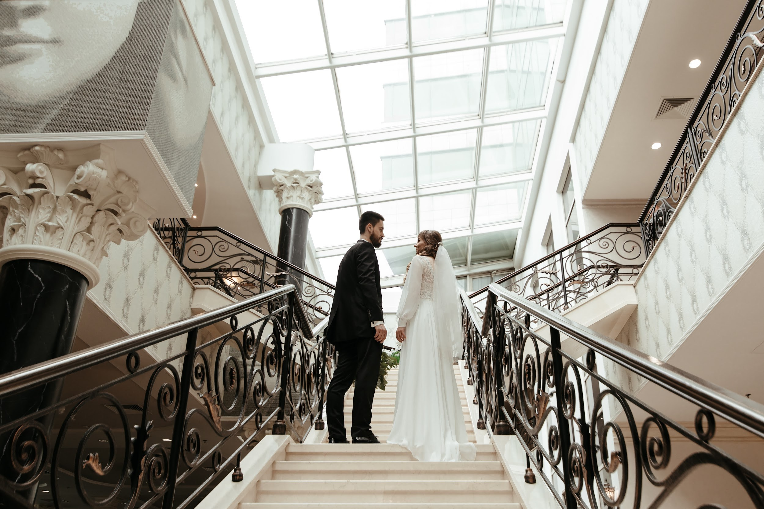 Красивая лестница для фотосессии пары