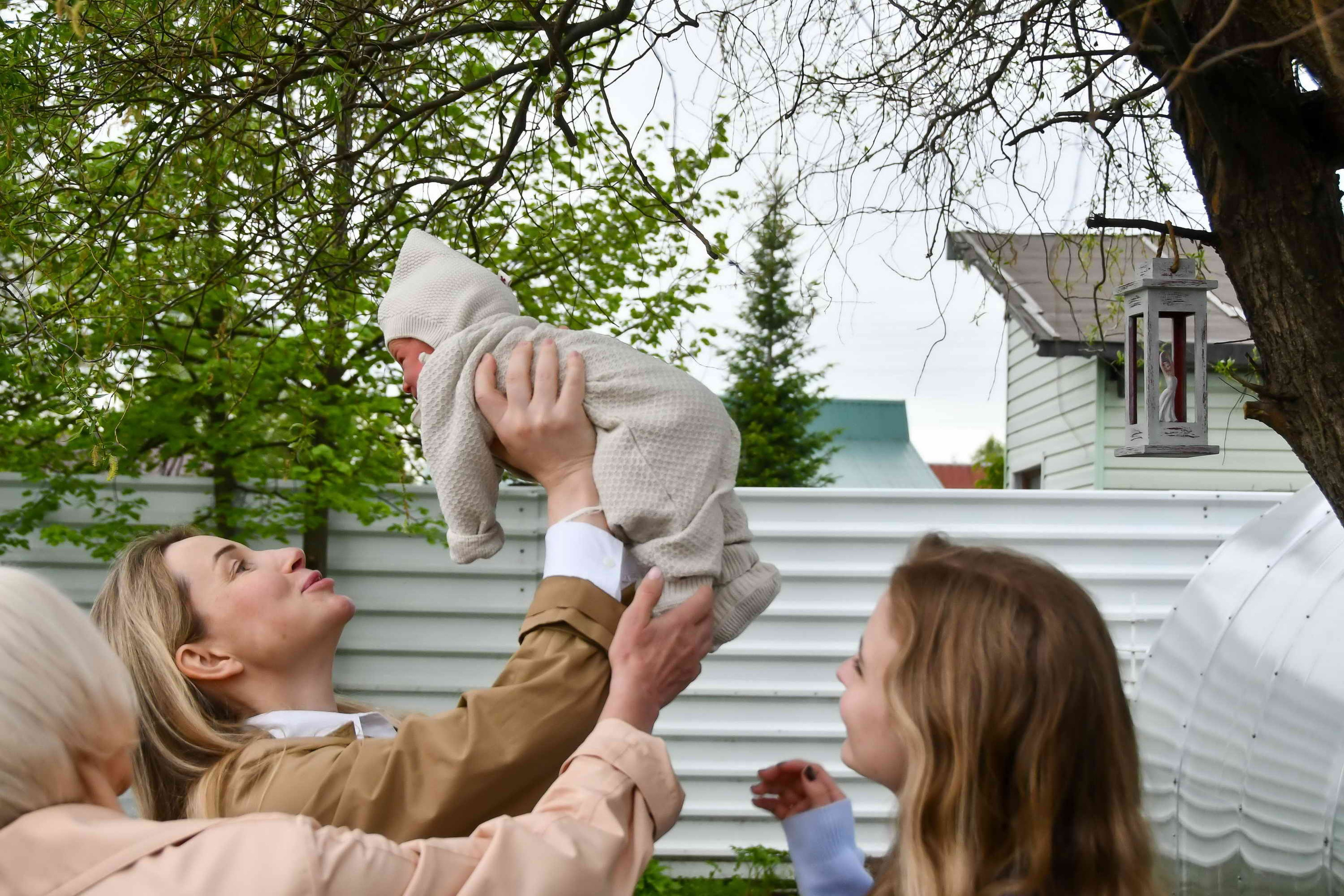 Выписка из роддома. Гуляния. Репортажный и детский фотограф в Новосибирске