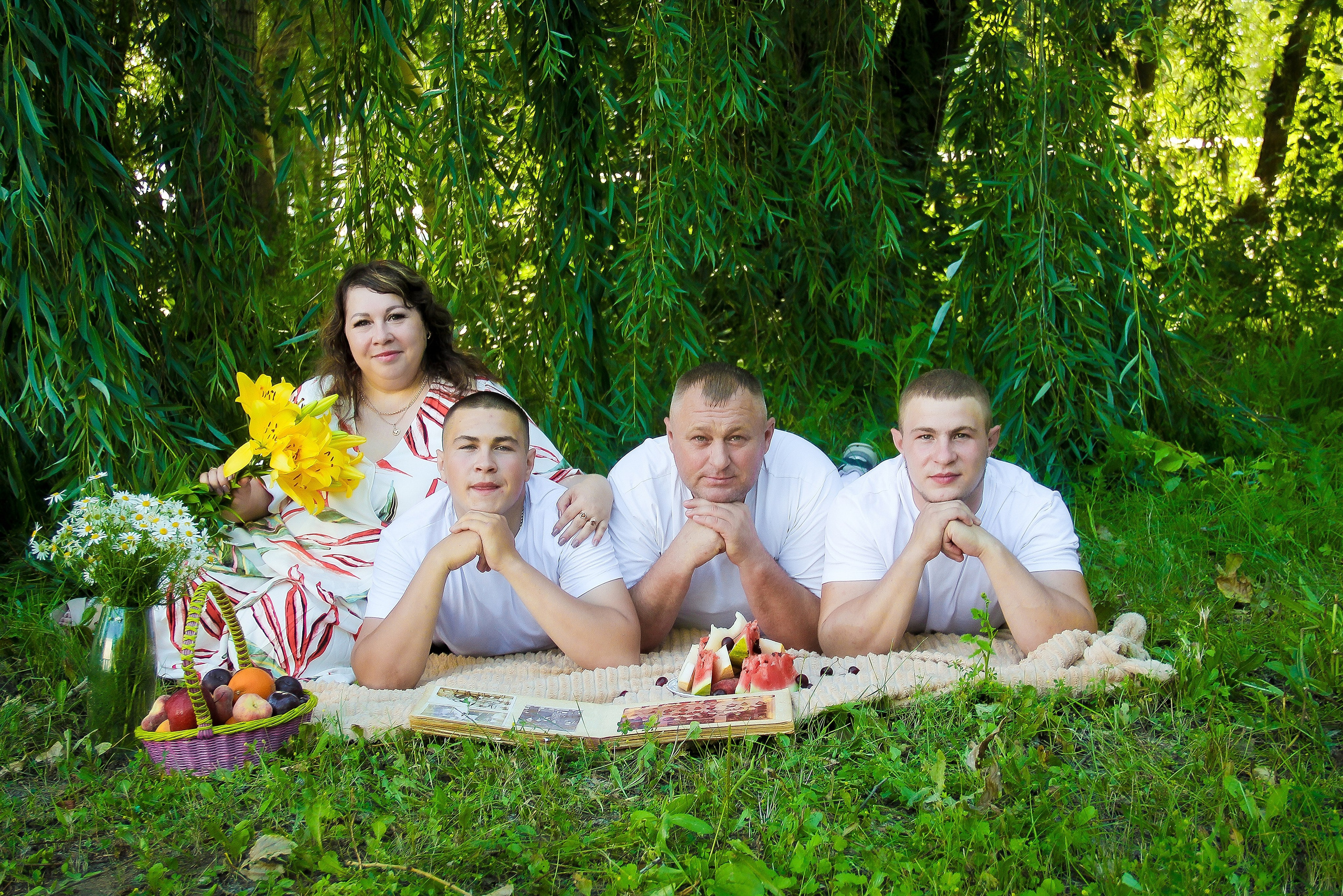 Семейные фотосессии студийные; новогодние, тематические, домашние и тд. Выпускные альбомы для школ и Детских садов в Барнауле /Выпускные/Свадебные/Детские/Семейные и др. виды съёмок /Фотограф Вера Валейко