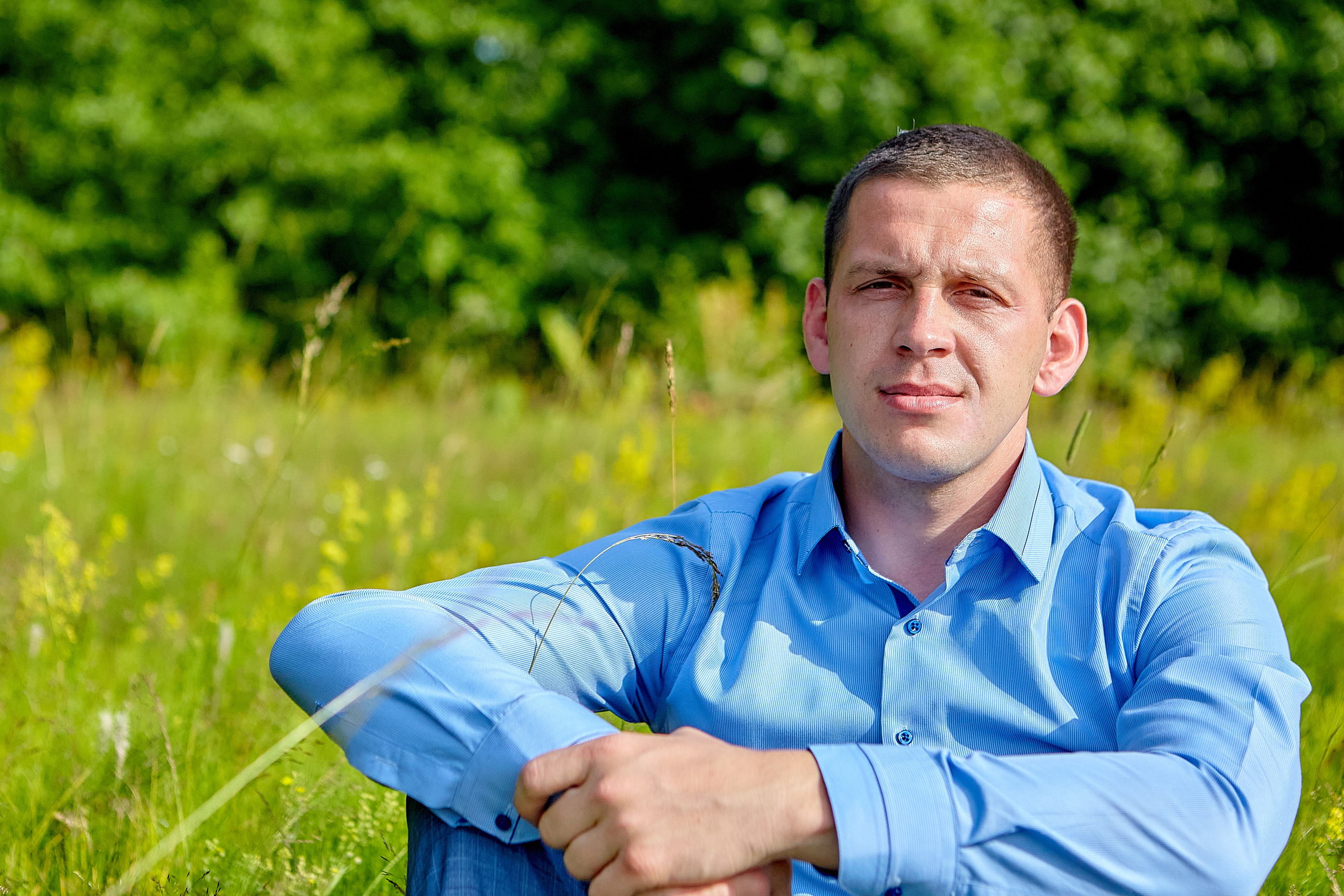 Мужской портрет на природе