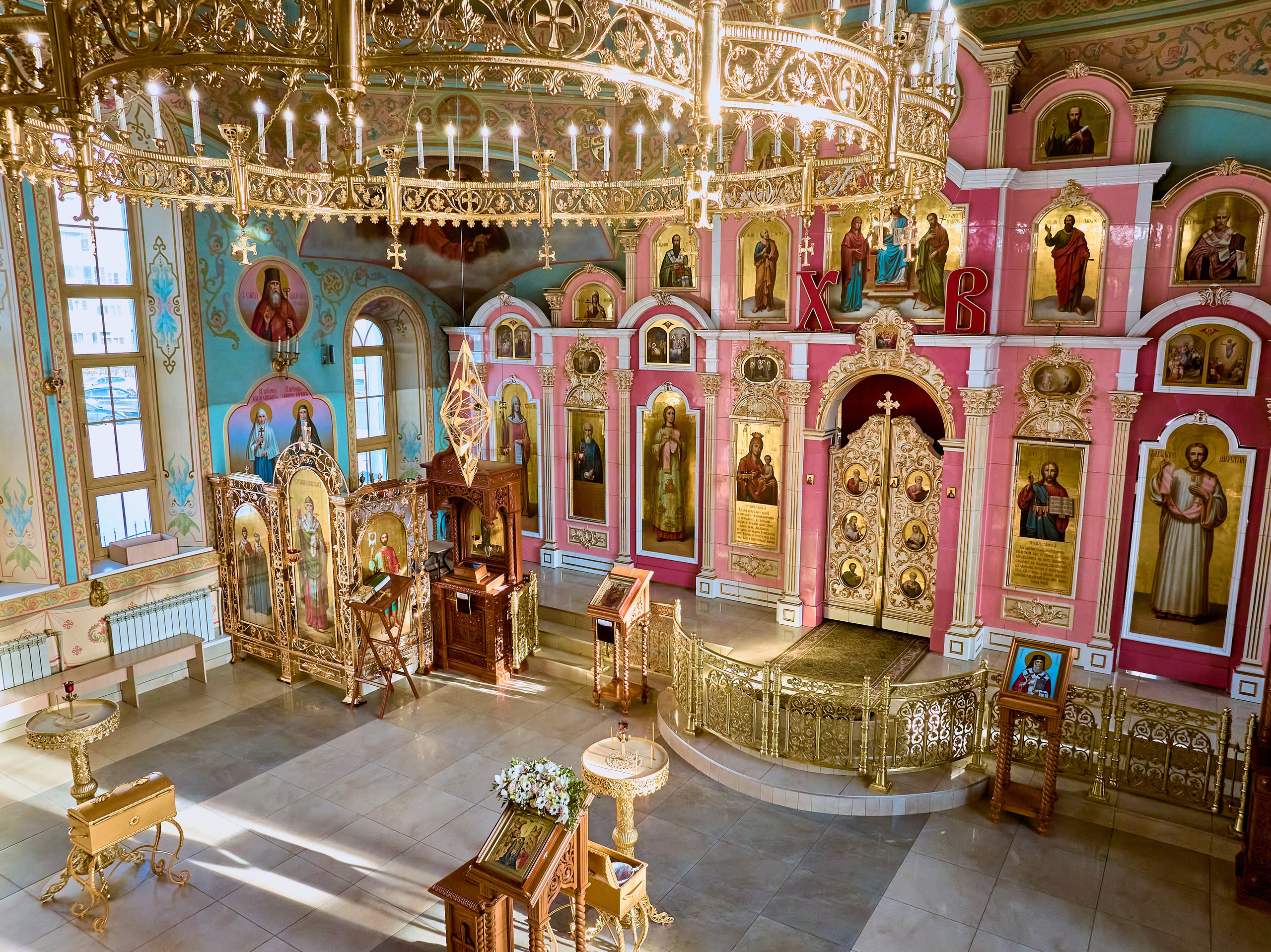 Фотографии икон в храме