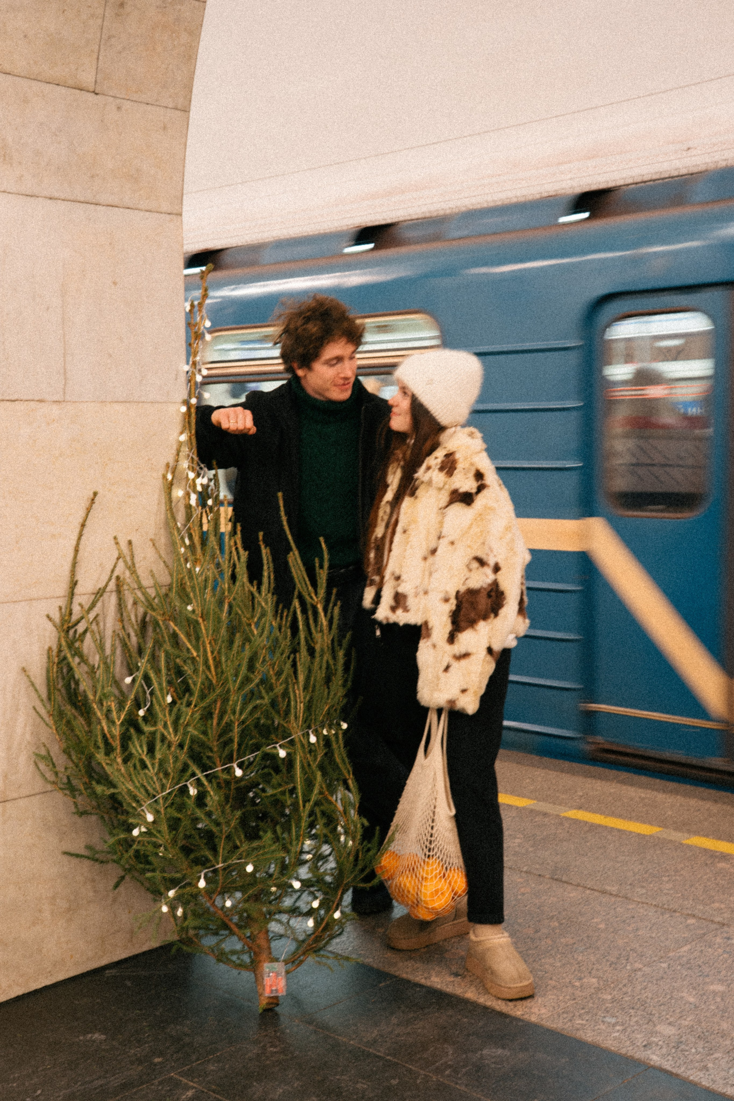 НОВОГОДНЯЯ ПРОГУЛКА ПАРЫ ПО ЧЕРНЫШЕВСКОЙ ПЕРЕД НОВЫМ ГОДОМ. Профессиональный фотограф, Санкт-Петербург — Виктория Богомолова