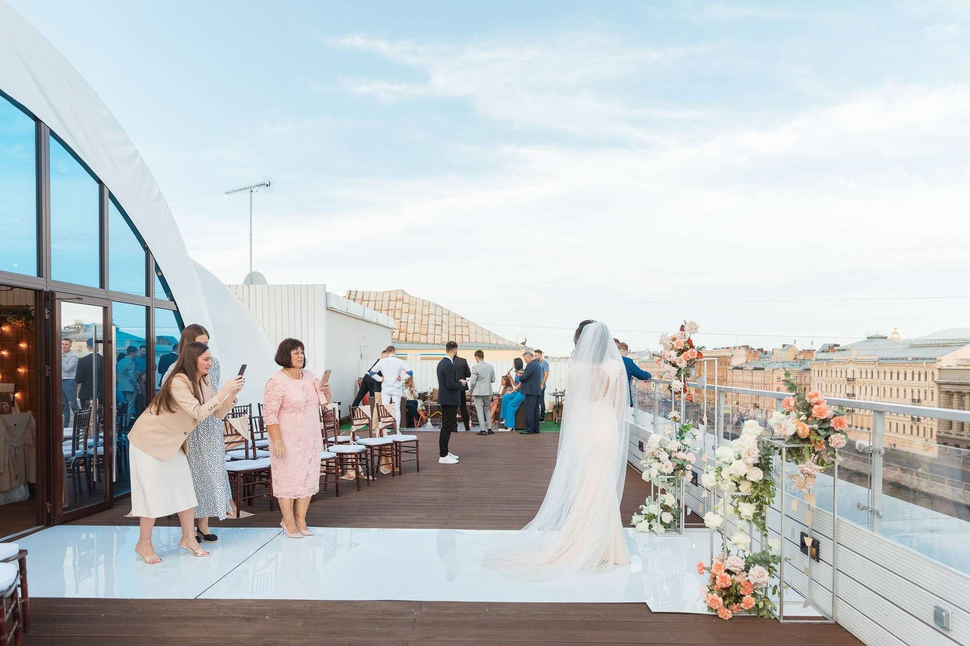 Гости фотографируют невесту на свадьбе