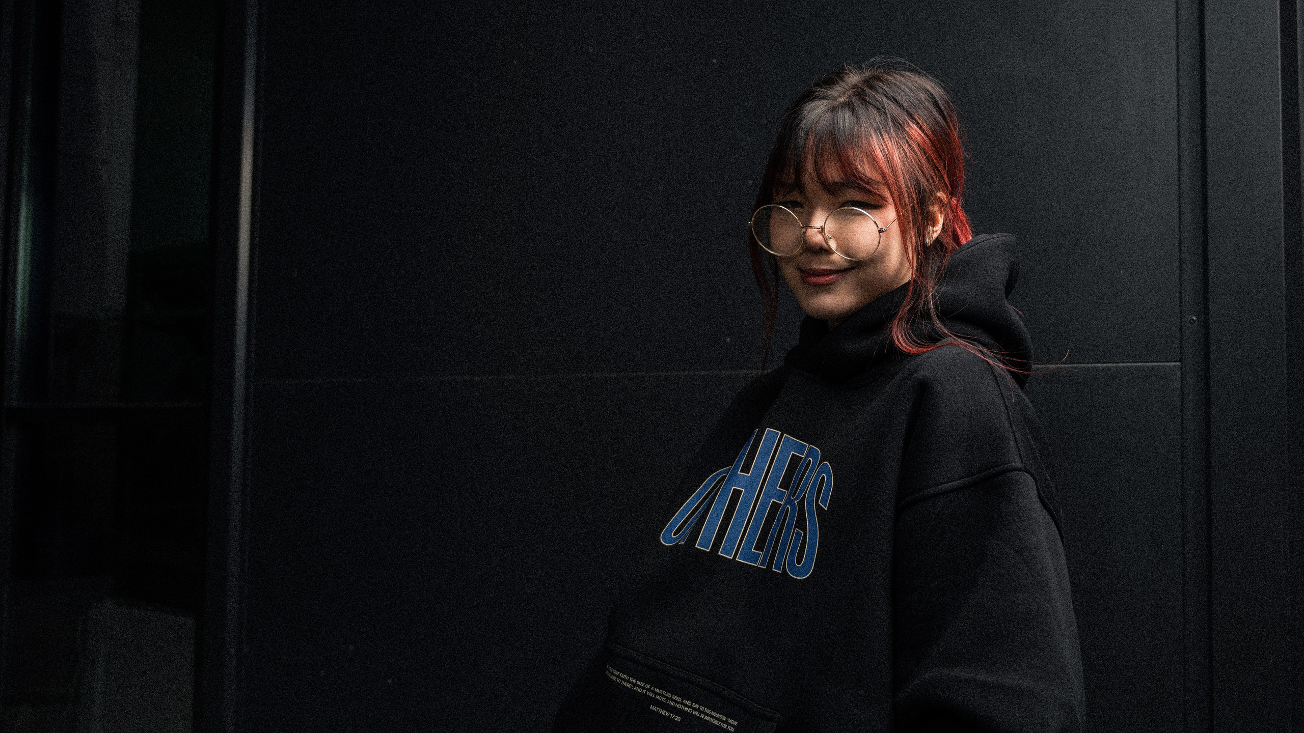 Женский портрет блогера MONIPULA для бренда OTHERS в Москве - фотограф Иван Саяпин