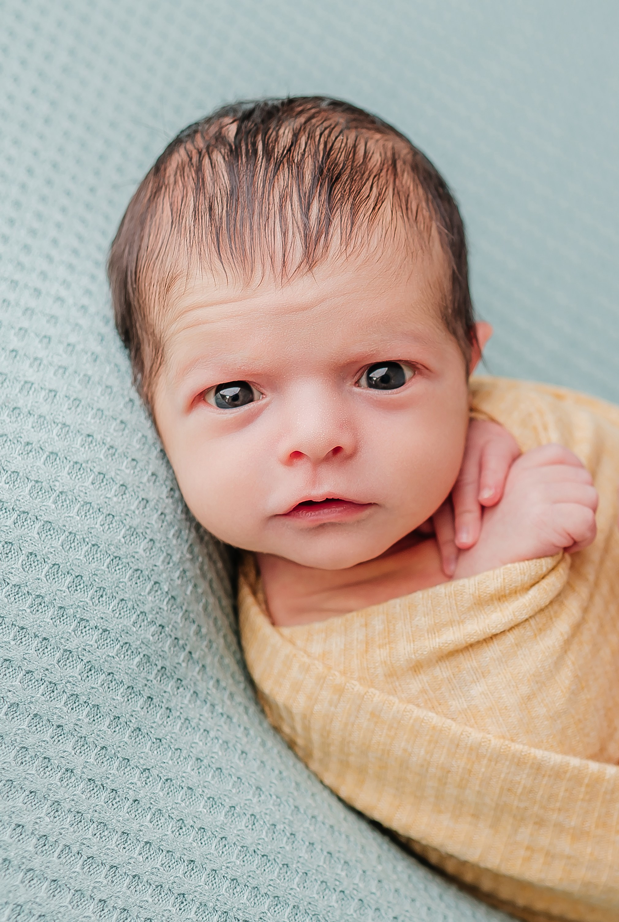 Новорожденный мальчик с открытыми глазами