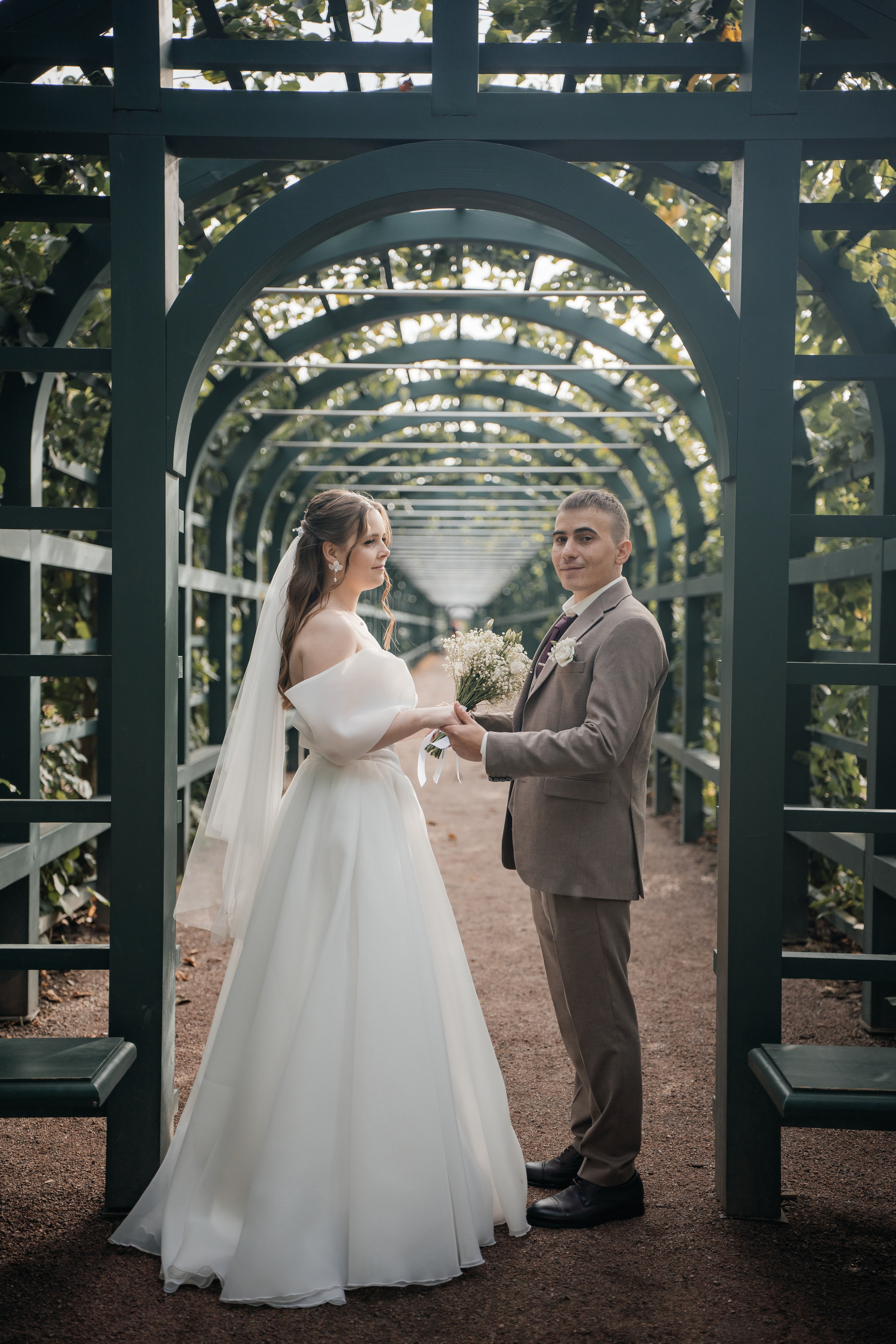Свадебная фотосессия в ЗАГСе Петергофа. Свадебный фотограф Александр Невский в Санкт-Петербурге