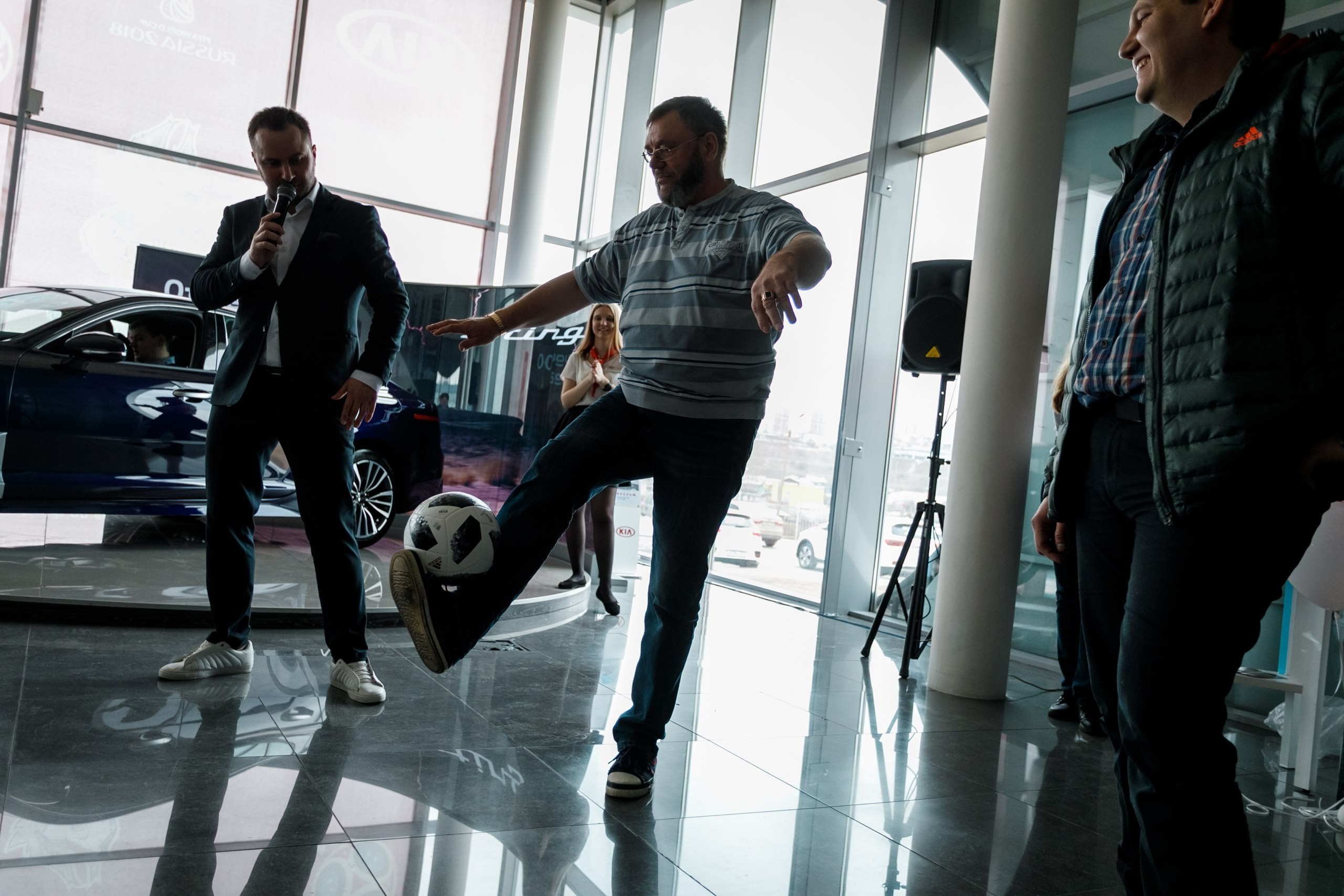 Розыгрыш билетов на ЧМ по футболу FIFA @ Киа Центр. Репортажный фотограф Максим Полянский. Москва, Санкт-Петербург, Красноярск