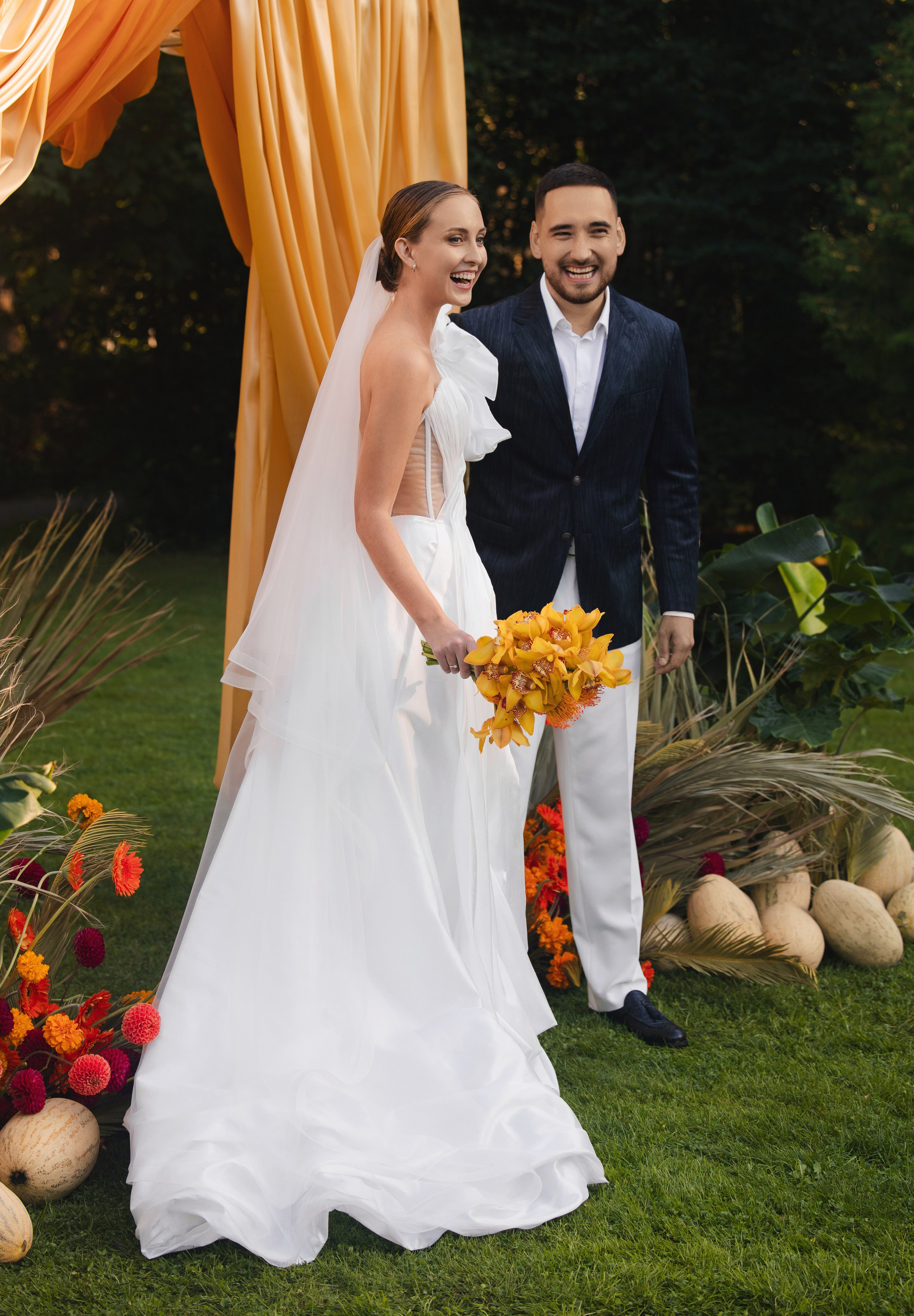 В ЛУЧАХ ЗАКАТА НА БЕРЕГУ МОРСКОМ