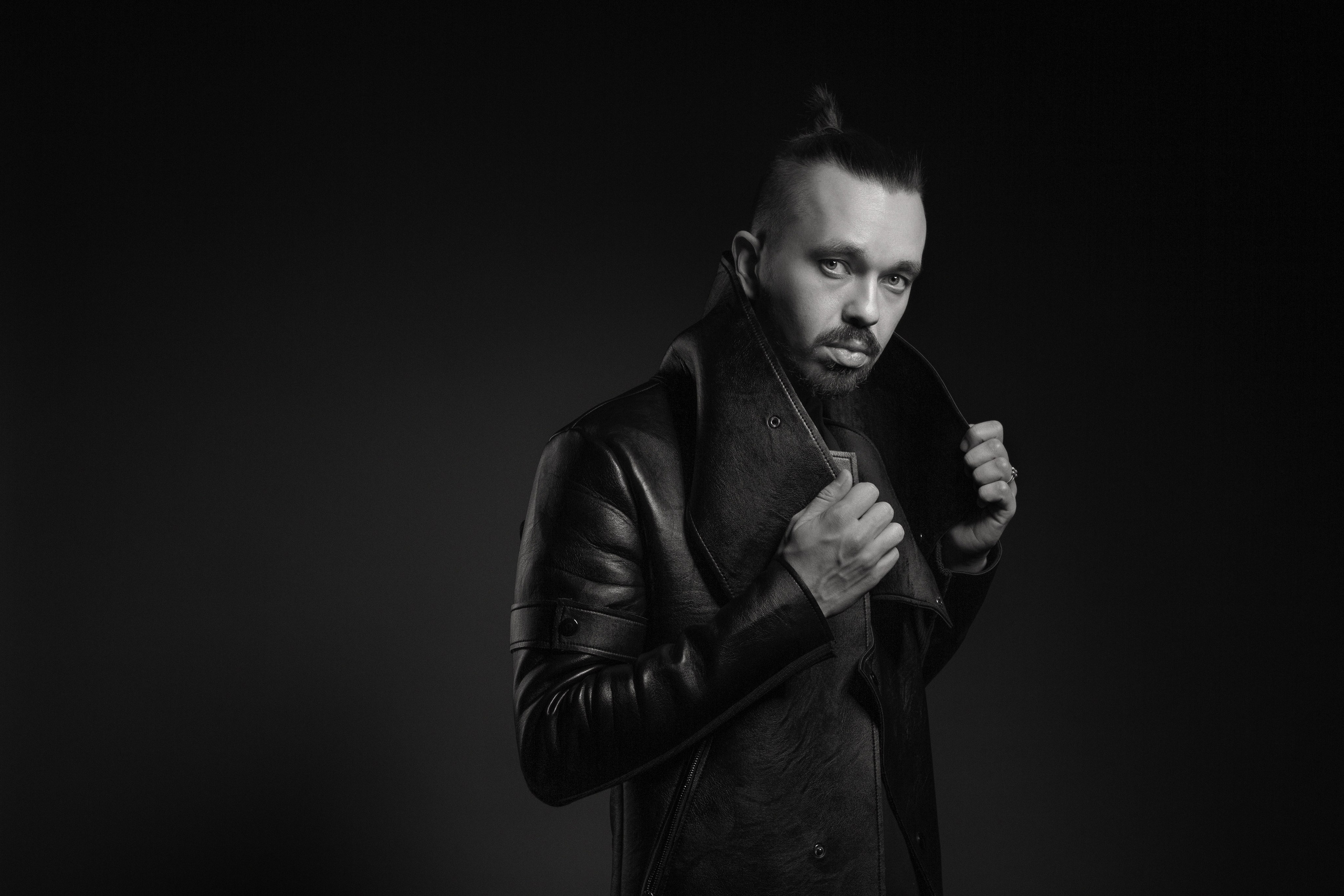 Черно белый портрет режиссёра в кожаной куртке