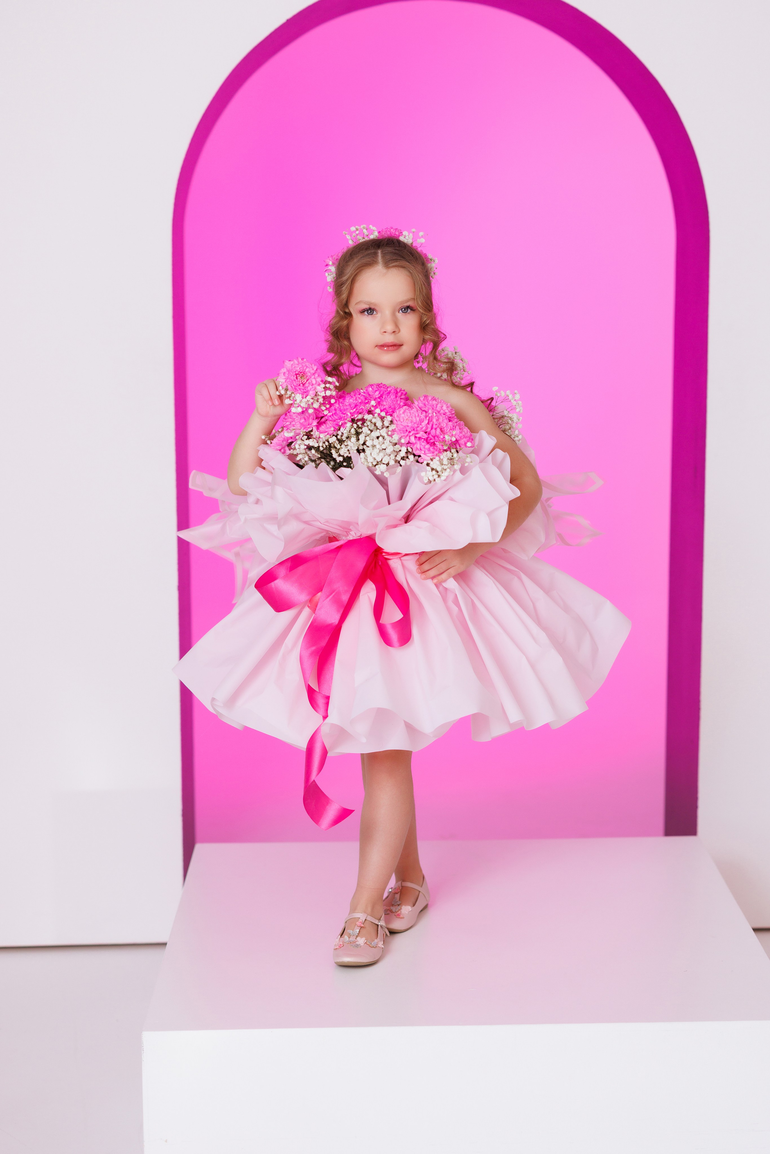 Фотосессия для девочек в форме букета с живыми цветами. Семейный и детский фотограф в Краснодаре Анна Трашкова