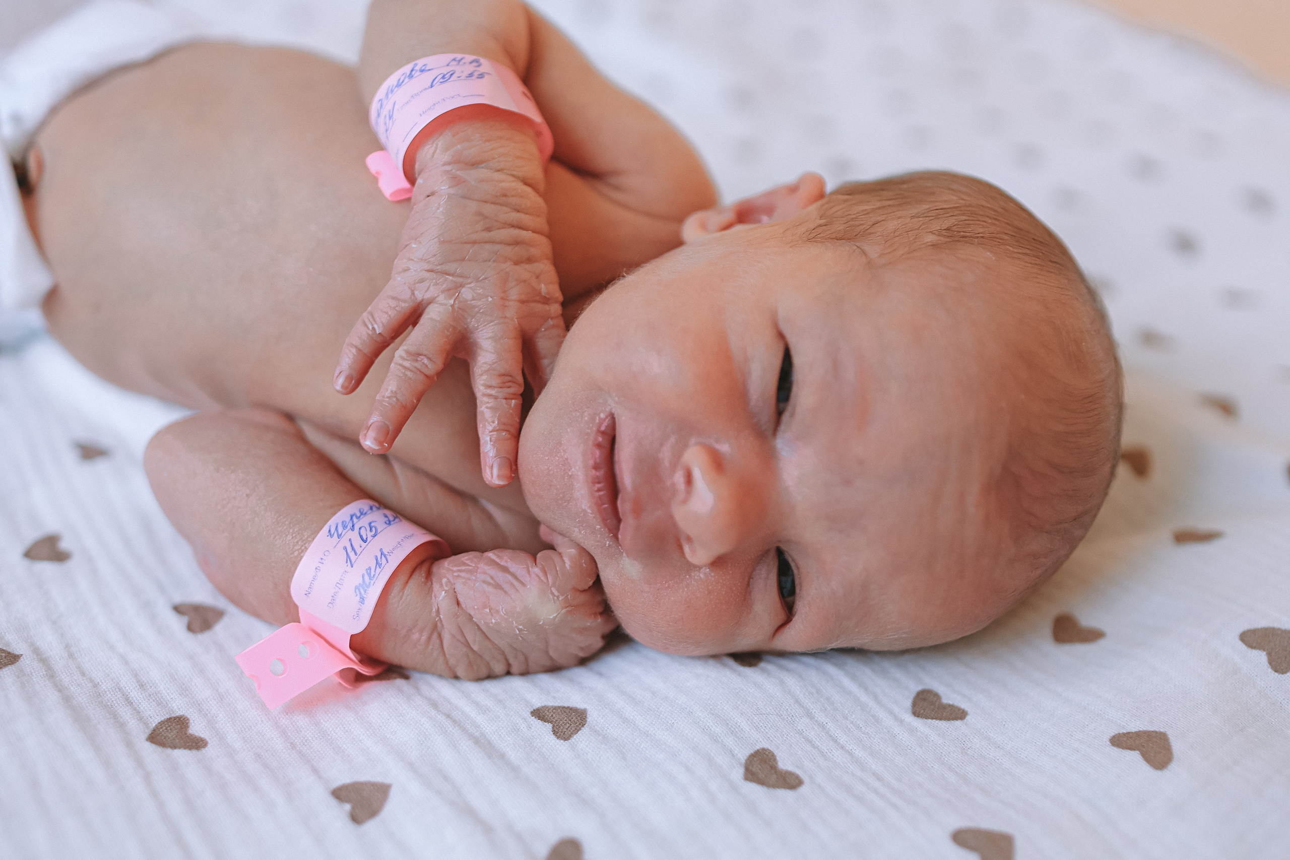 Выписка палата+внизу ПЦЭ. Семейный фотограф Тюмень, фотограф на роды Салмина Мария