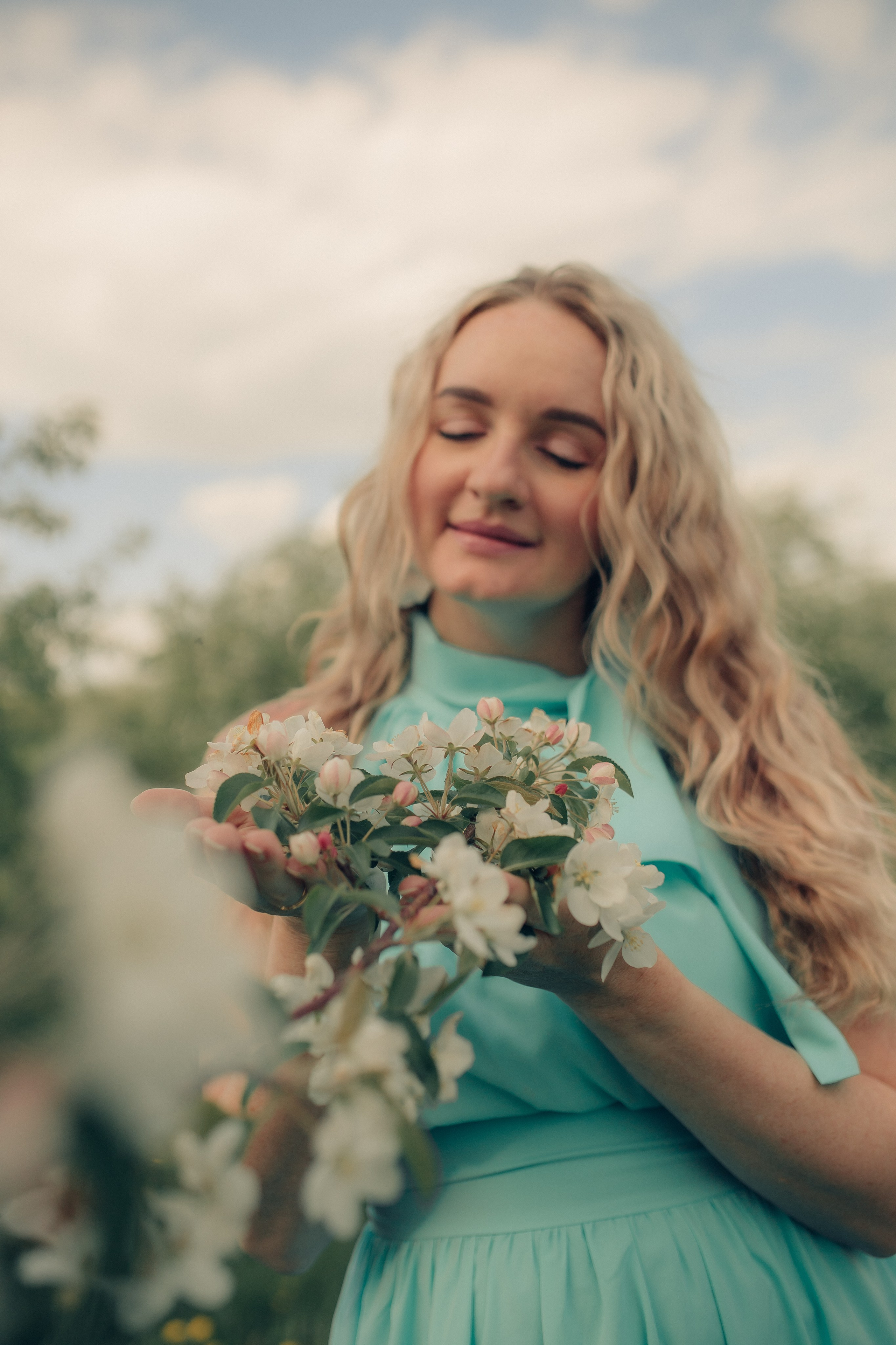 Маргарита в цветущих яблонях. Фотограф в Челябинске Филимонова Дарья