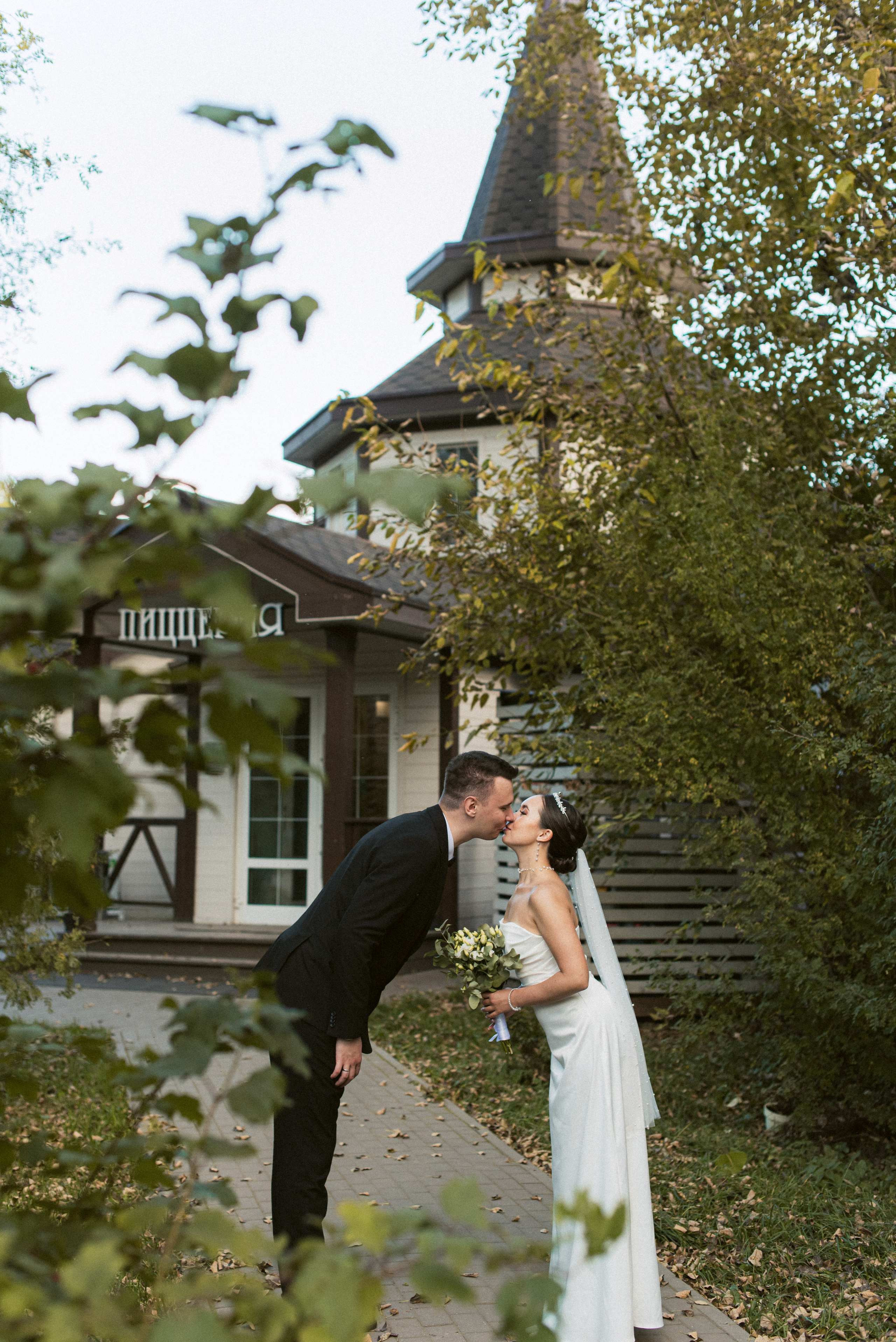 Свадебная фотосессия: свадьба в Южном Бутово и прогулка в Усадьбе Гребнево | Алёна Макеева. Свадебный и семейный фотограф в Москве и МО (Фрязино, Королёв, Коломна) Макеева Алёна