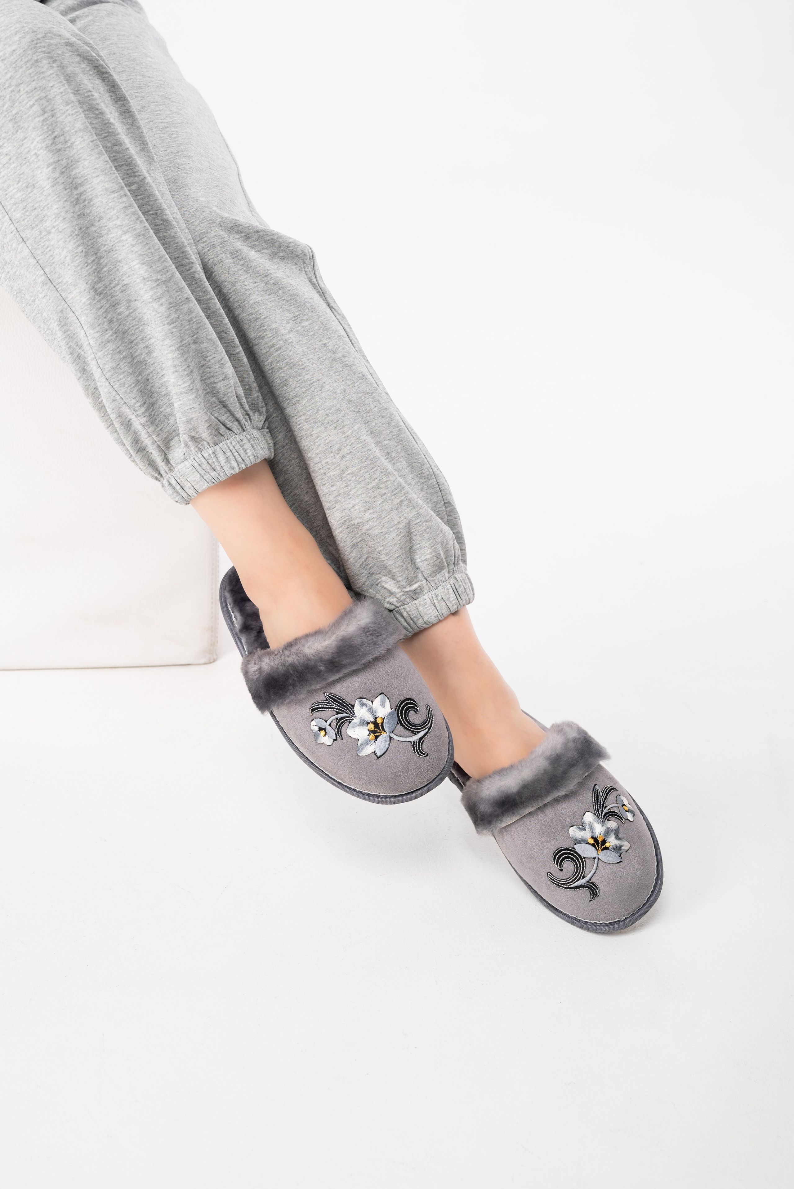 Тапочки и чуни. Предметный фотограф, фото для маркетплейсов Пятигорск, КМВ