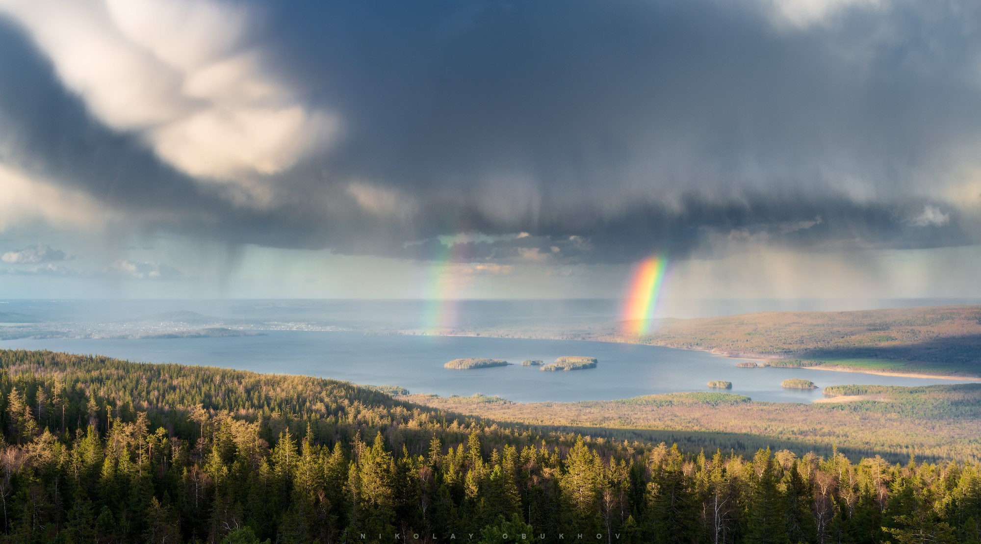 Весенний лес, уходящая гроза и радуга над уральским лесом, вид с вершины Горы Белая на Черноисточинский пруд и Нижний Тагил.