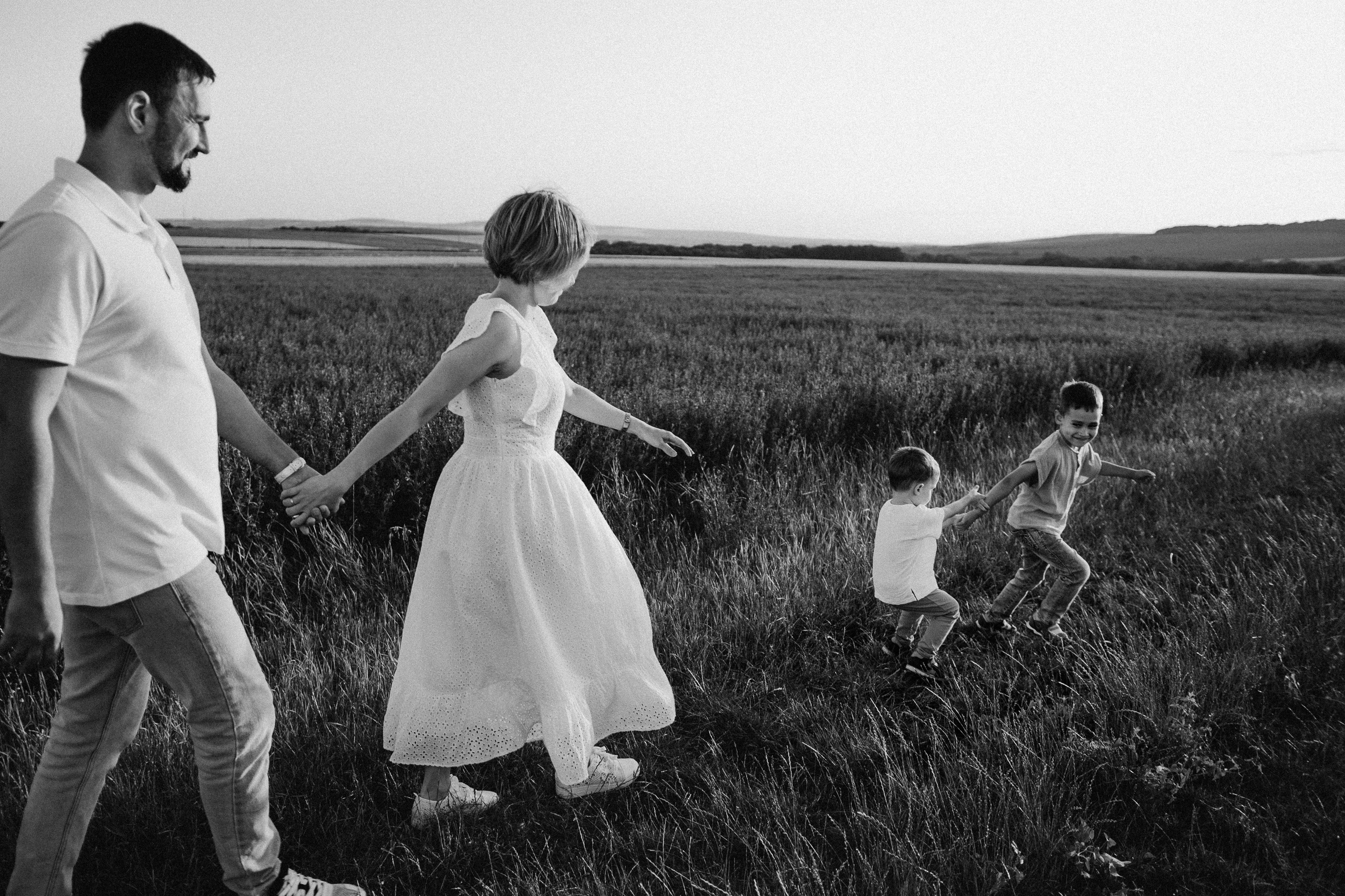 Миша, Ксюша, Саша и Леша — запуская воздушного змея. Семейный фотограф Новороссийск, Анапа, Геленджик — Юлия Давыдова