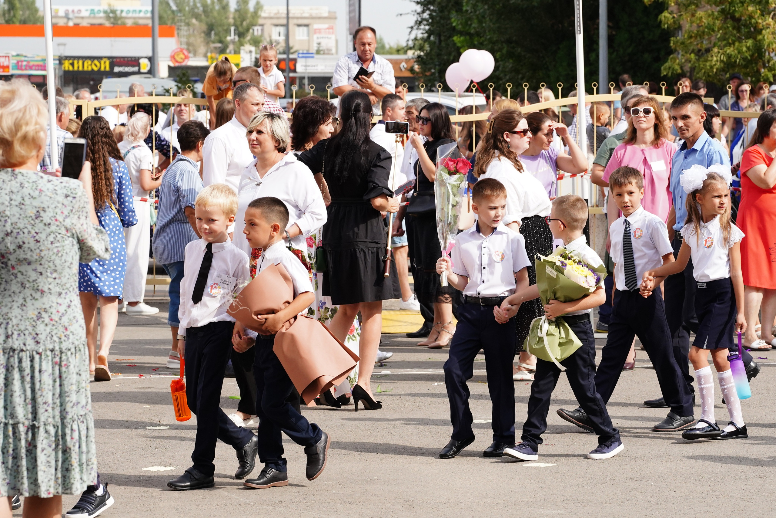 1 сентября Линейка. MEMENTO.Выпускные альбомы, школьные, юбилейные и другие книги. Ростов-на-Дону