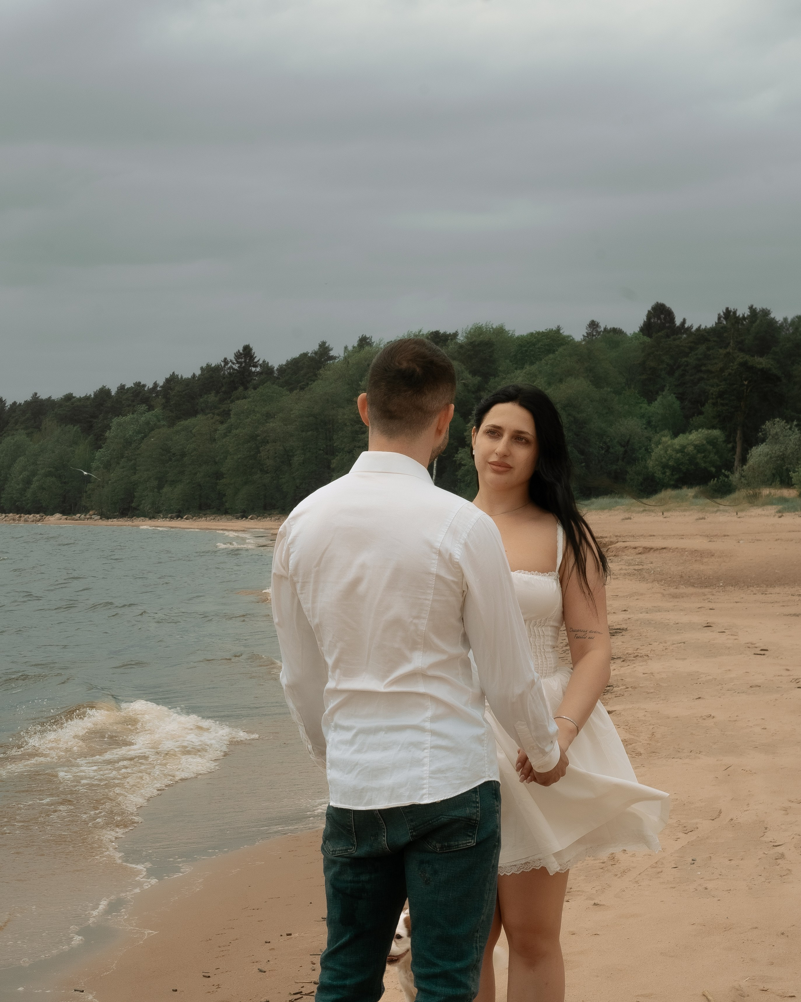 Свадебная прогулка с собакой. Свадебный фотограф в Санкт-Петербурге Миша Репина