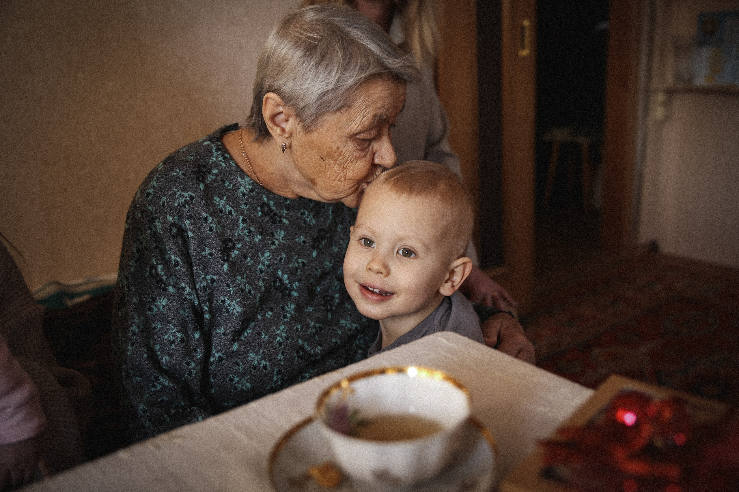 Семейная фотосессия домашняя фотосессия бабушка в гостях у бабушки. Фотограф Владимир Москва