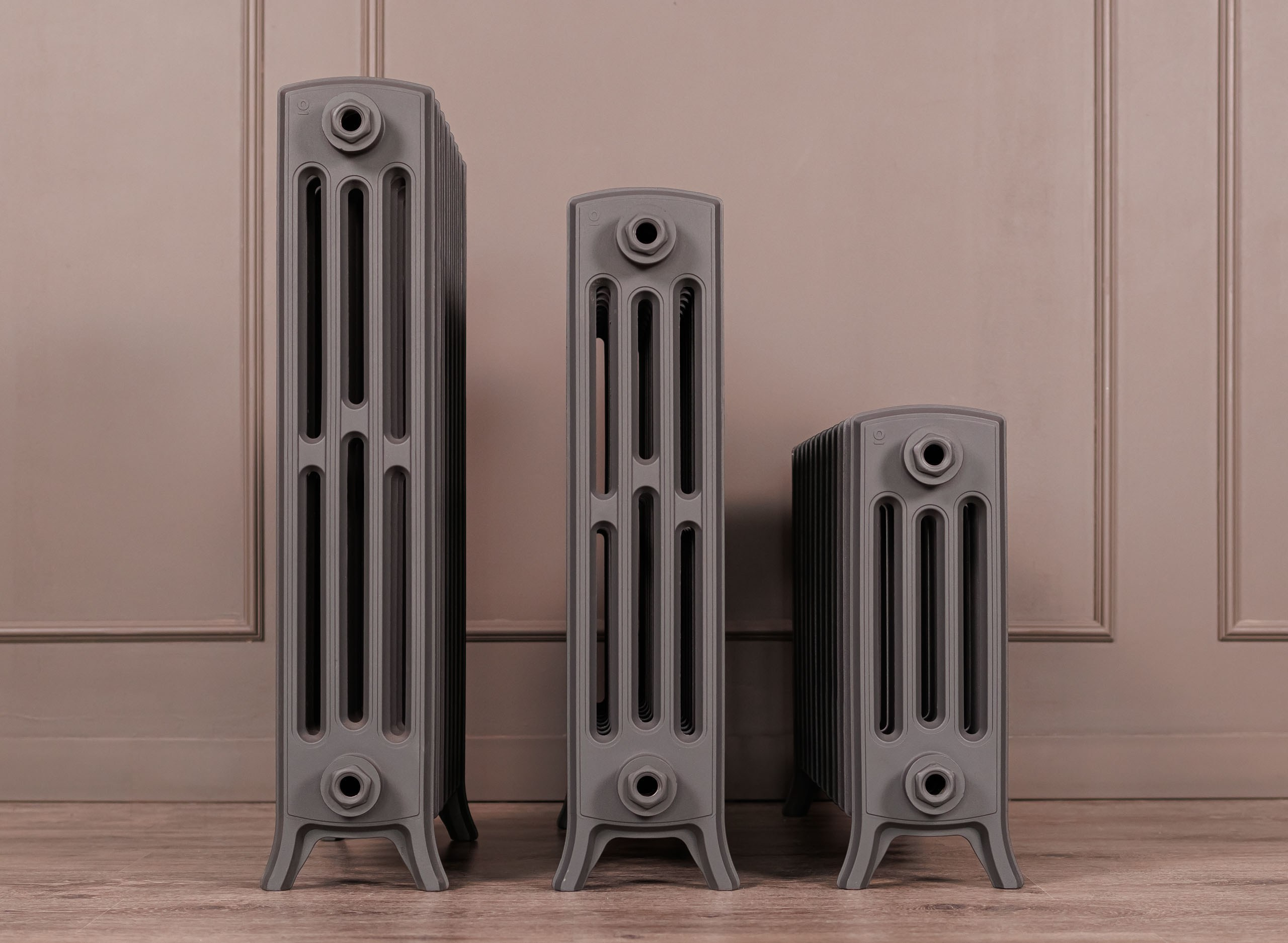 Предметные фотографии дизайнерских радиаторов отопления в стиле ретро