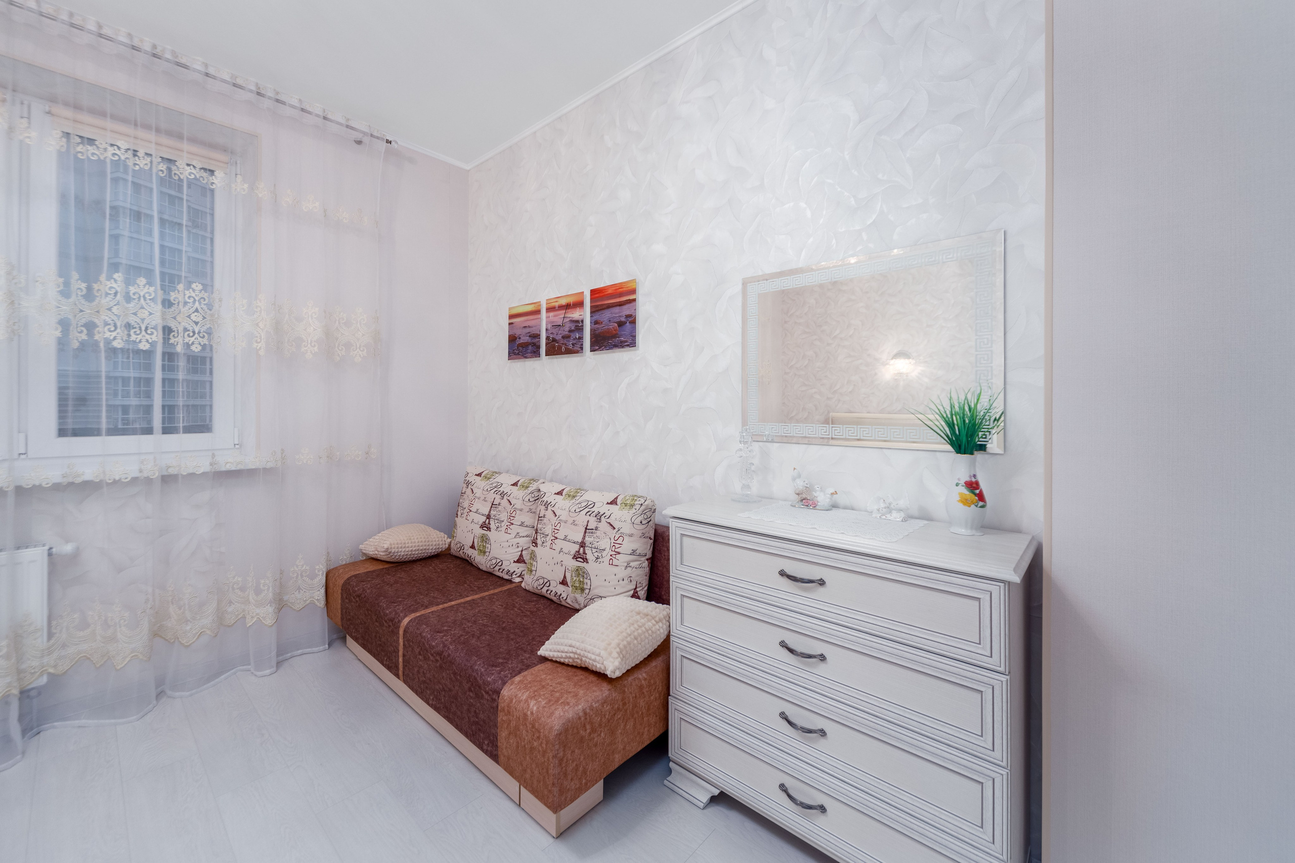 Макияжная зона в спальне в двухкомнатной квартире в микрорайоне Лебяжий
