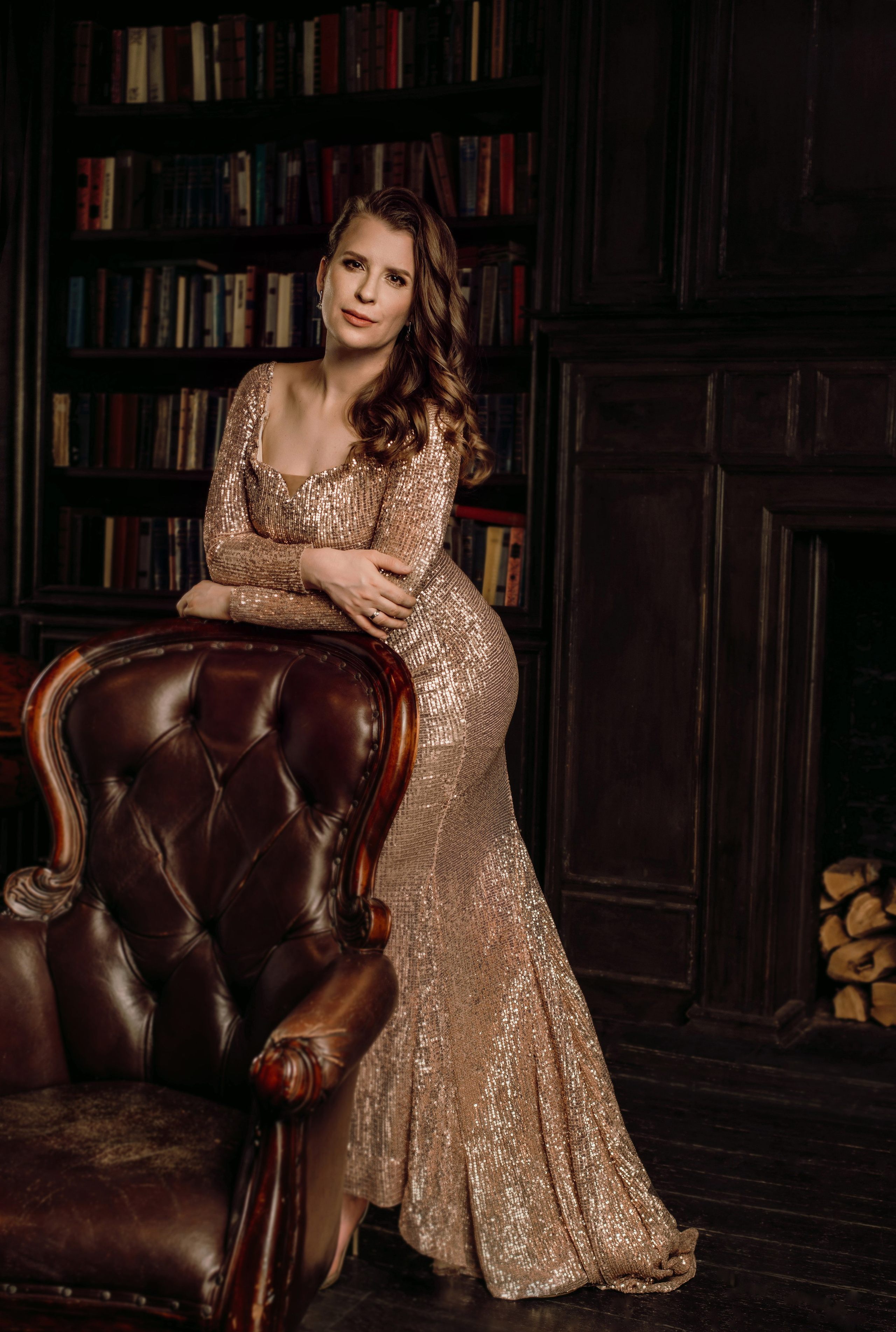 Фотосессия девушки в стиле Гэтсби в платье в пол и ретро прической