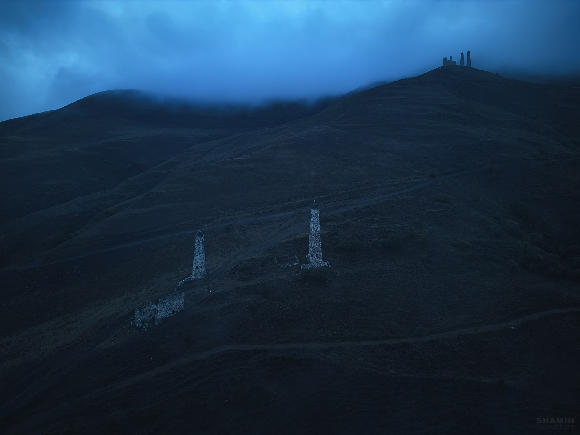 Пейзажи Ингушетии: горные хребты, башенные комплексы, долины и облака, снятые фотографом Константином Шаминым. Атмосферные кадры, передающие дух Кавказа, древнюю архитектуру и красоту природы Ингушетии. Фотограф Константин Шамин