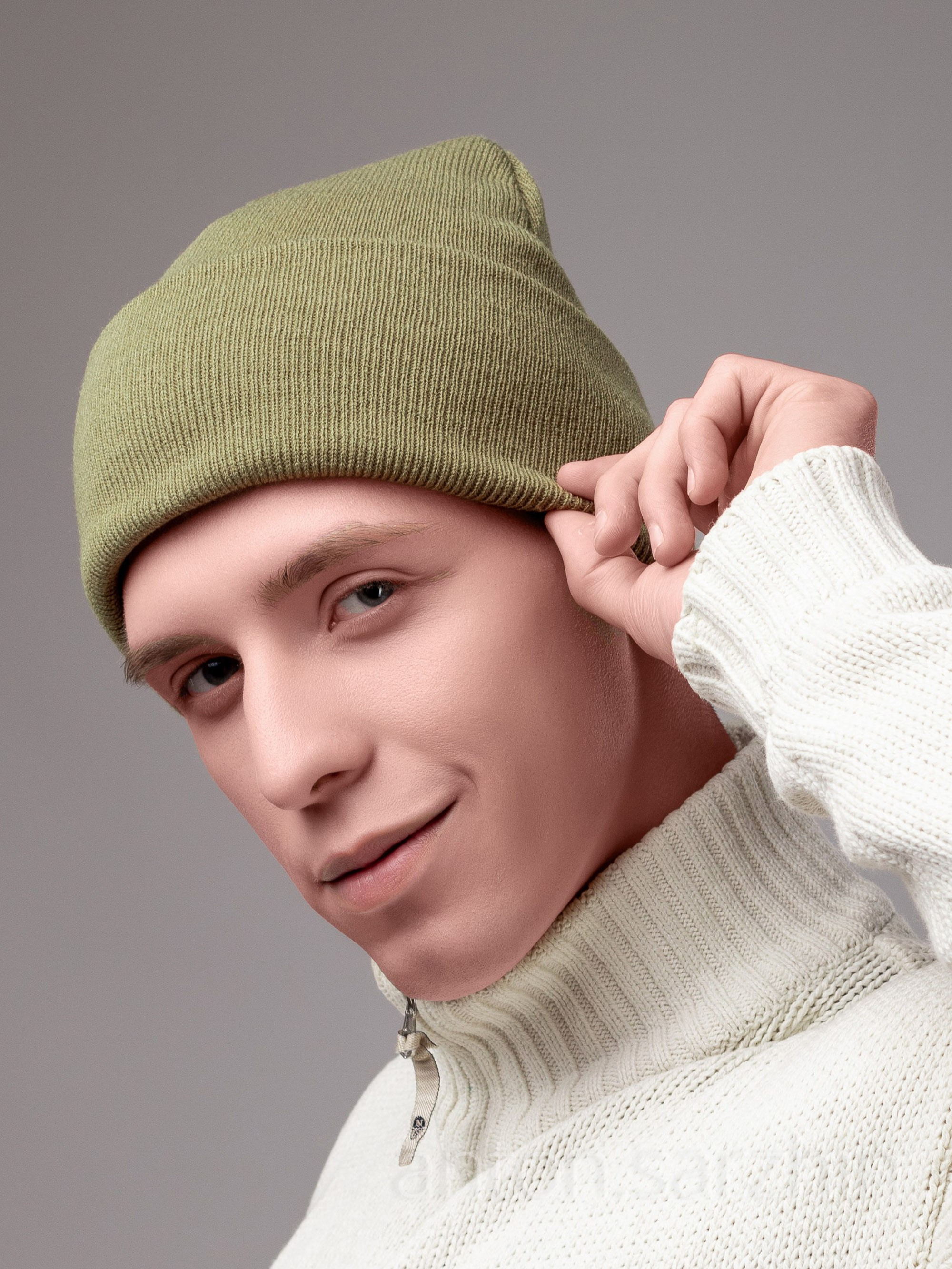 Съемка шапки бини на парне модели