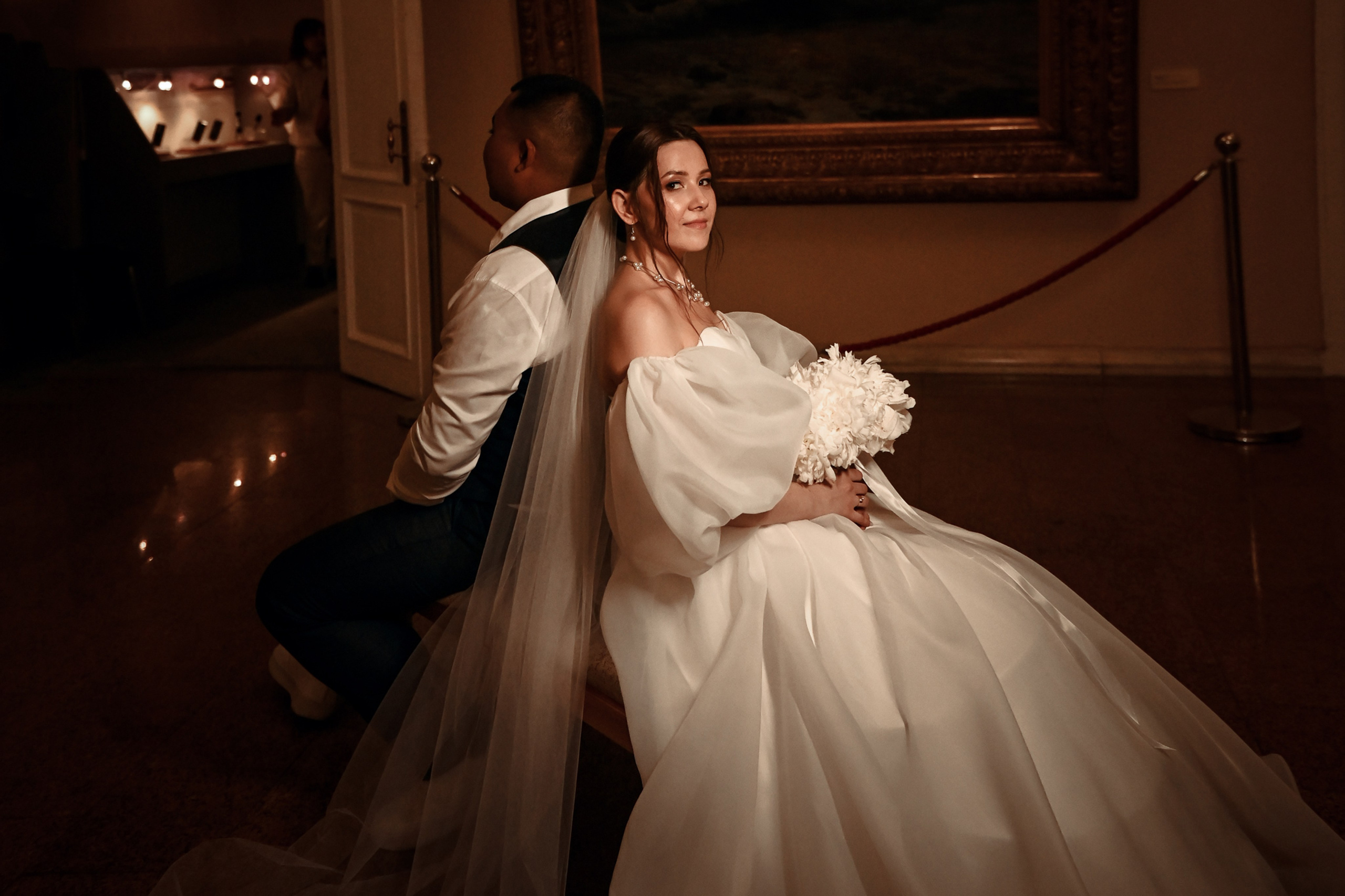 Небольшая свадебная серия в музее и прогулкой под дождем Эльмиры и Ризата. Свадебный, семейный, детский, контент фотограф в Омске Максим Ильин