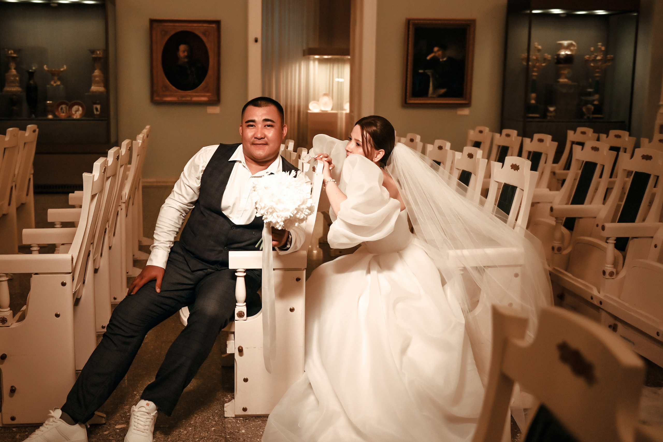 Небольшая свадебная серия в музее и прогулкой под дождем Эльмиры и Ризата. Свадебный, семейный, детский, контент фотограф в Омске Максим Ильин