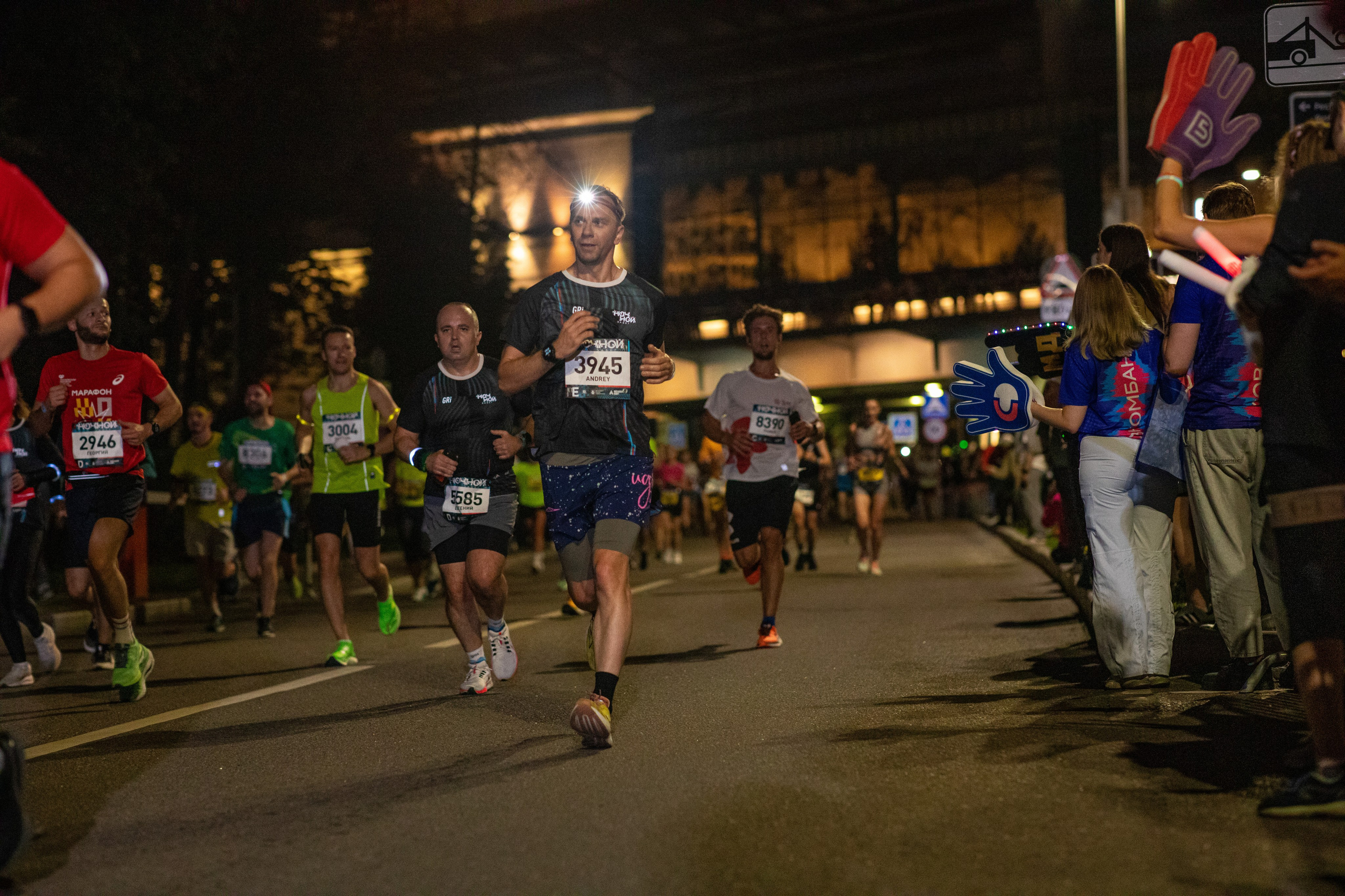 Ночной забег в ленте фотографий бегунов 03.08.24. Фотограф Сергей Ловкий