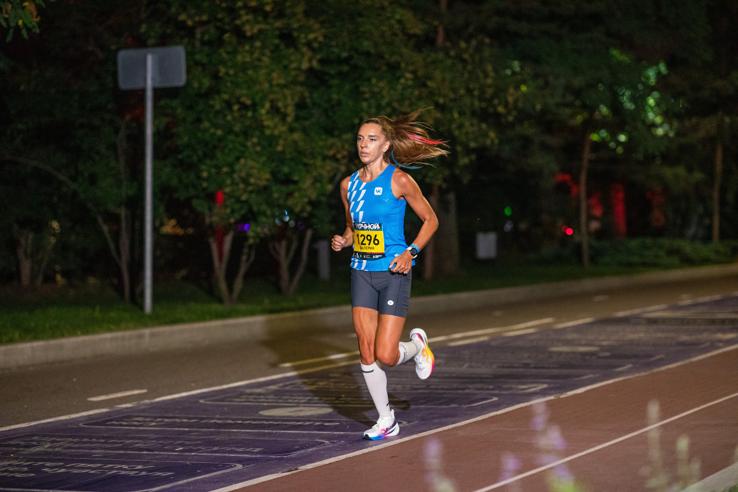 Ночной забег в ленте фотографий бегунов 03.08.24. Фотограф Сергей Ловкий