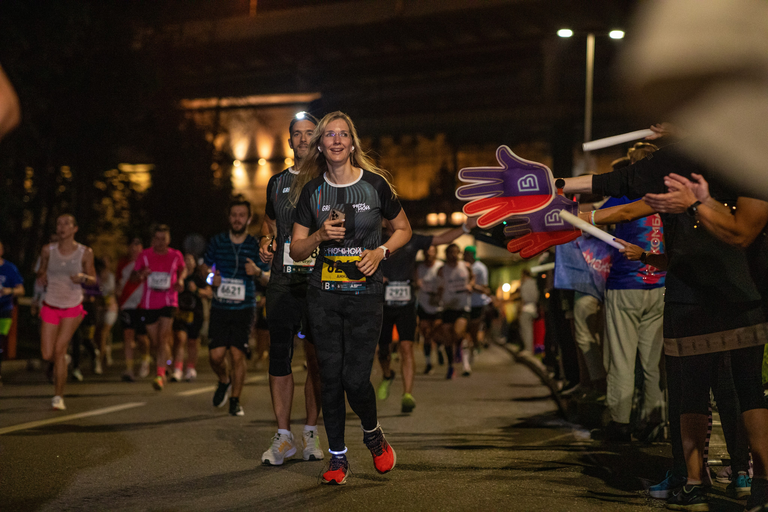 Ночной забег в ленте фотографий бегунов 03.08.24. Фотограф Сергей Ловкий