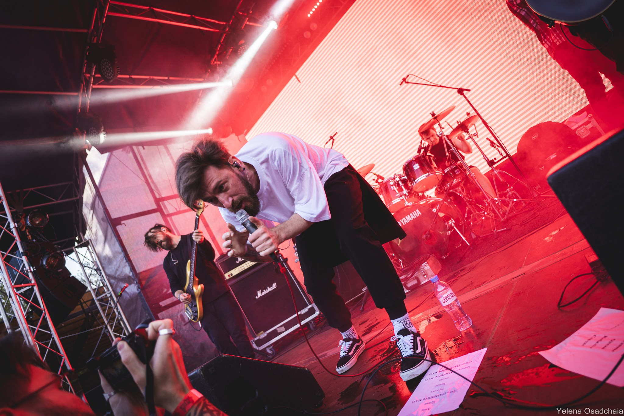 Живой 2025 — День 1. Елена Осадчая — фотографирую музыку на сцене и в жизни