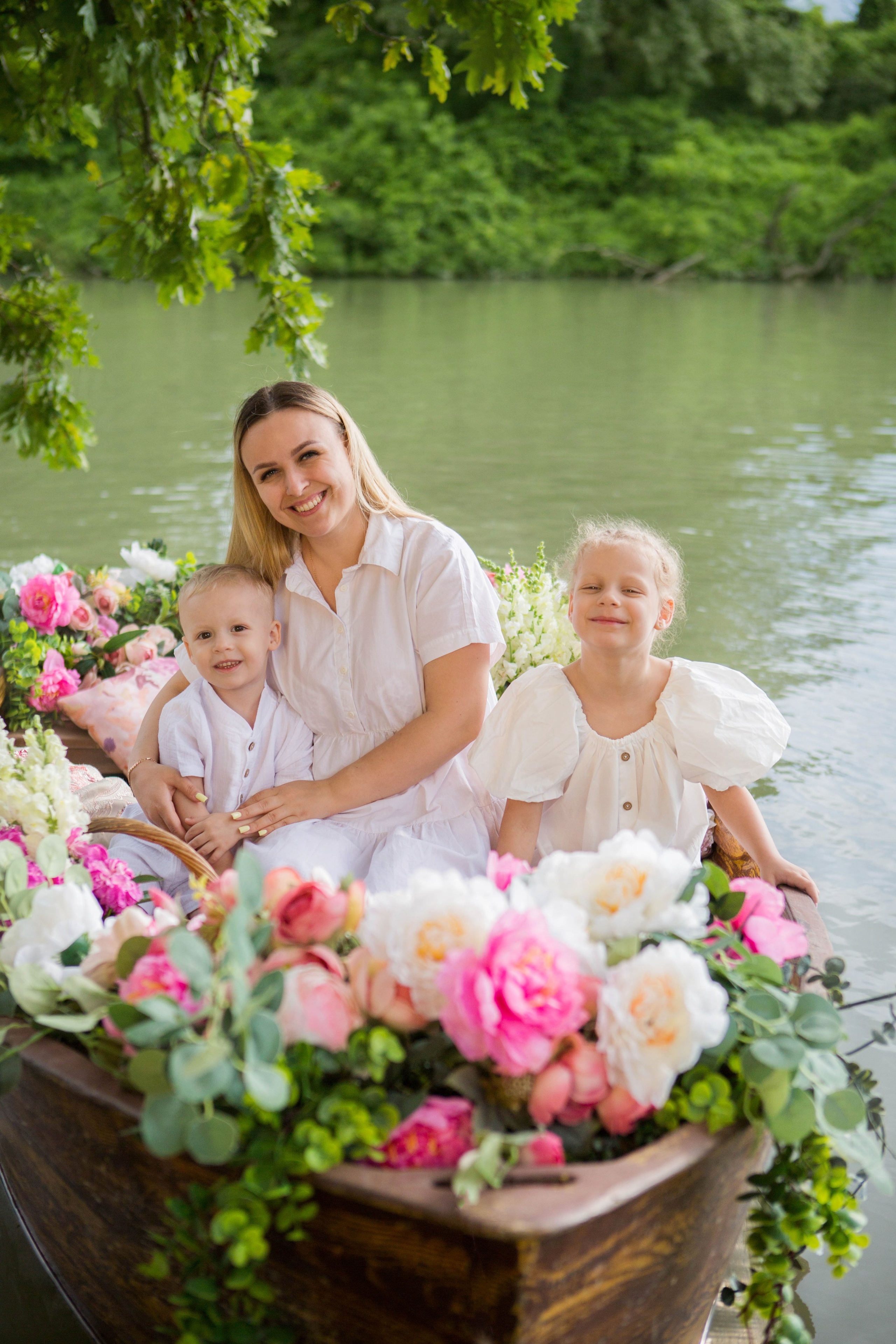 Лодка с пионами. Свадебный семейный и детский фотограф в Краснодаре Карина Федоровская