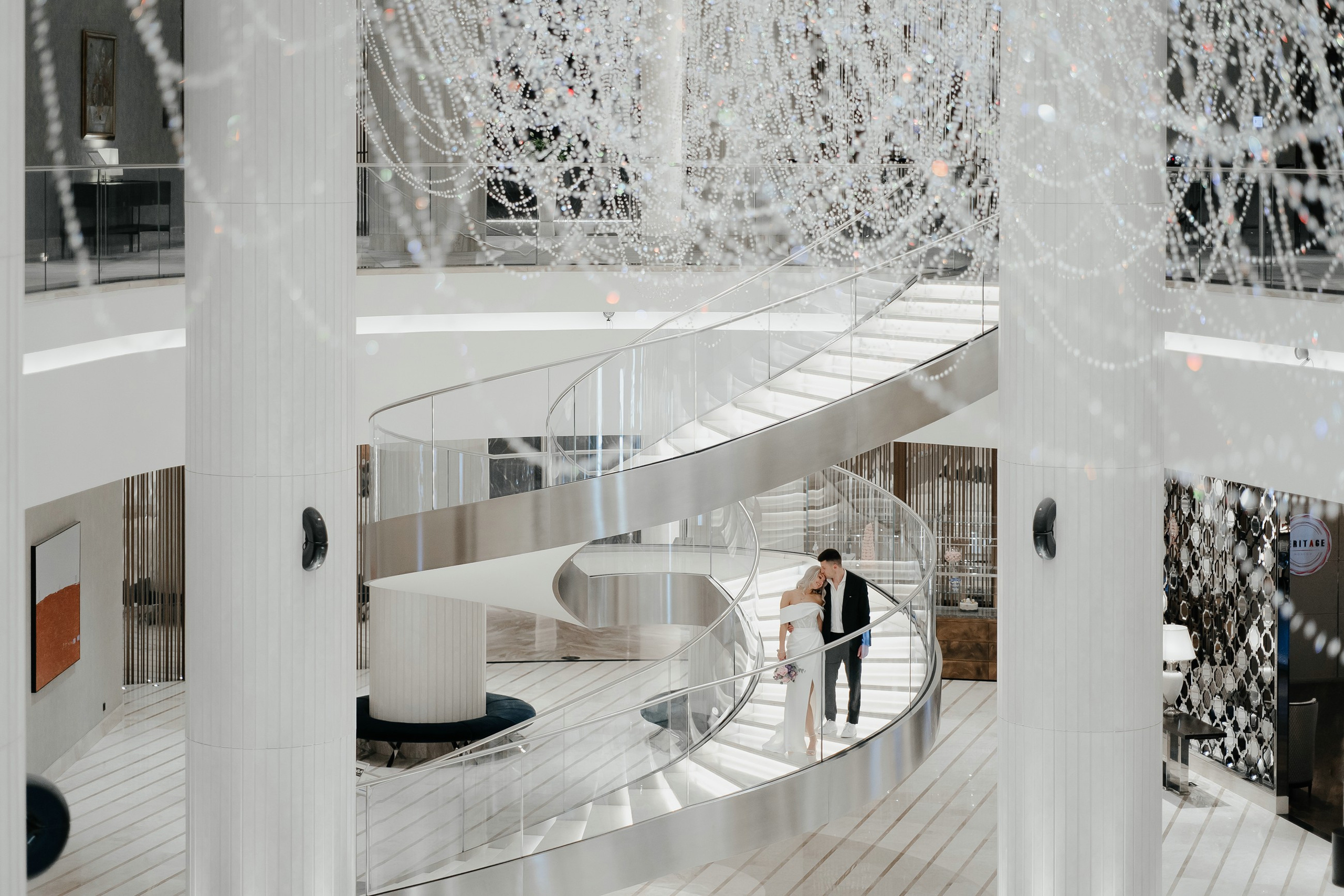 Свадебные фото на лестнице Хаятт