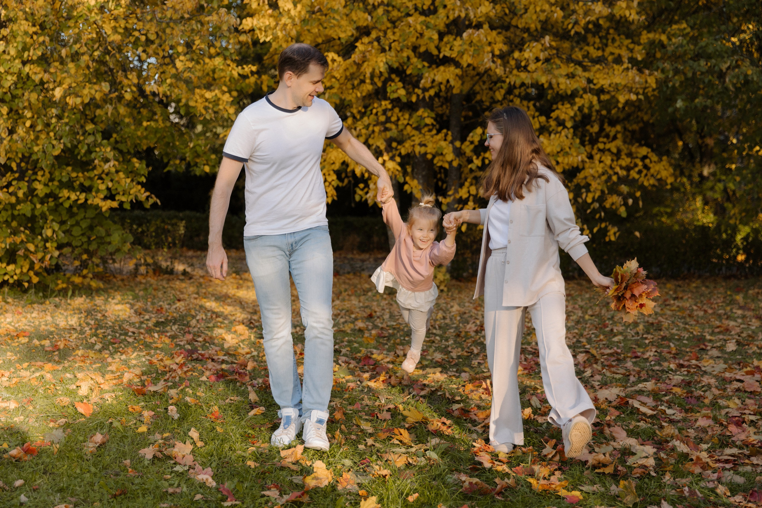 Прогулка Василисы с родителями, дядей и тетей. Семейный и свадебный фотограф в Москве и Зеленограде Пилипенко Юлия