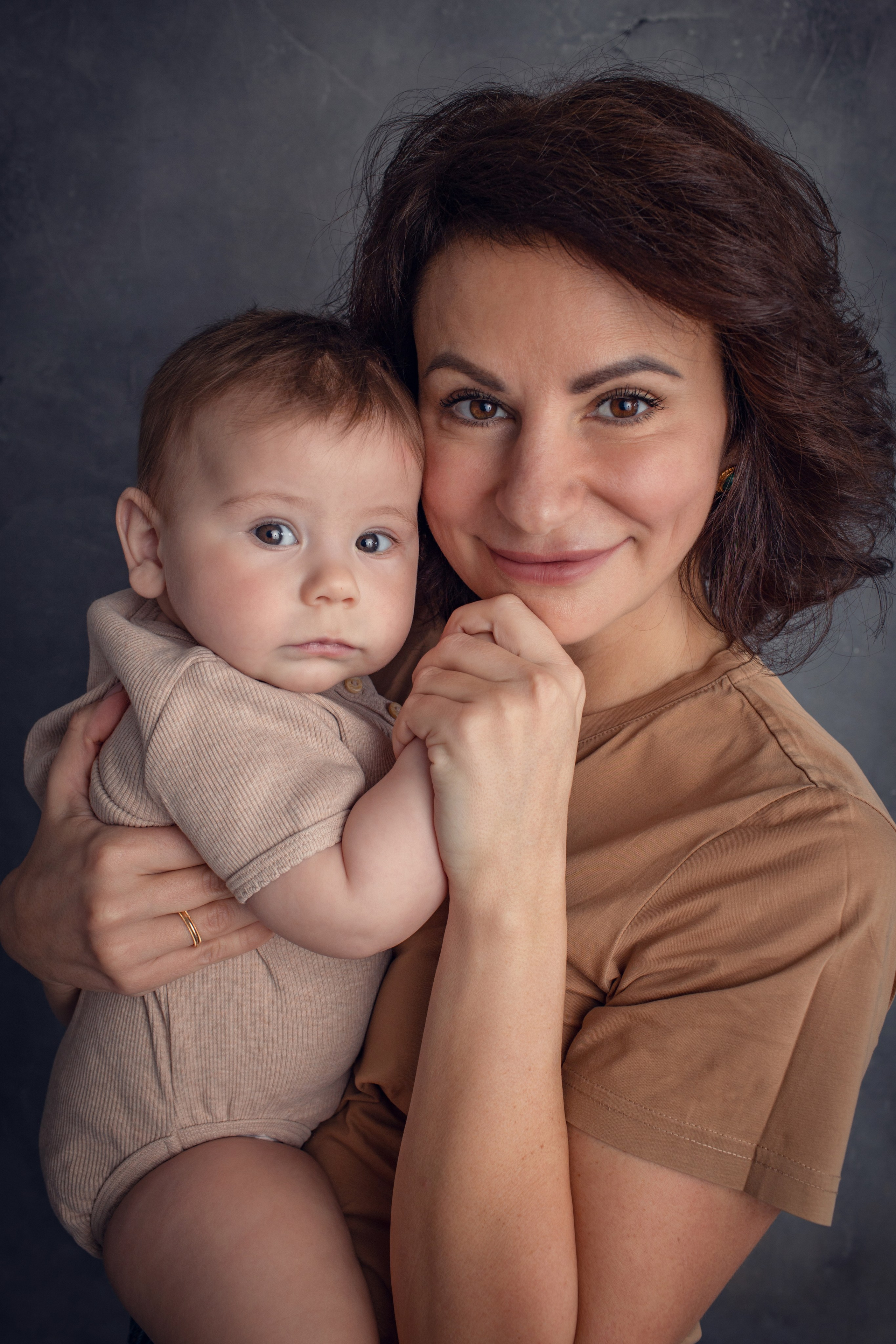 Семейная фотосессия с малышами. Фотостудия для новорожденных и малышей в Твери — На ручки