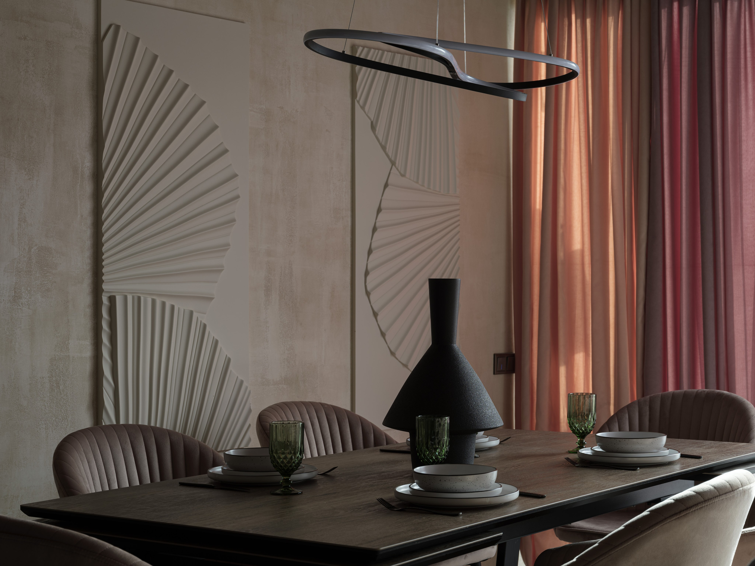 Современная столовая зона с дизайнерским декором стен в виде объемных панелей, темным деревянным столом и мягкими креслами в бежевых тонах. Атмосферное освещение и акценты на текстурах созданы дизайнером Алиной Дёровой, стилист Наталья Якушева, фото Сергей Денисенко.