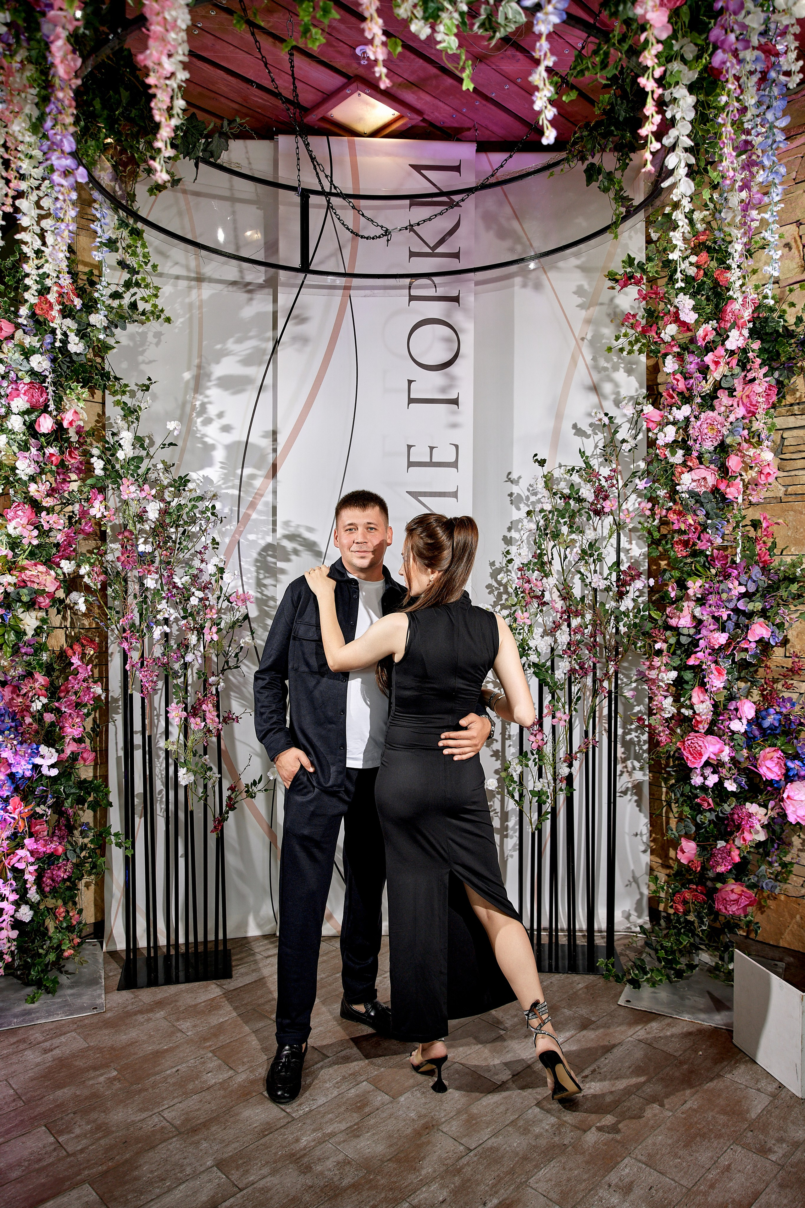 Семейная пара на свадебной фотозоне в Ленинских горках Ульяновска — романтические фото супругов. Свадебный фотограф Елена Орешина