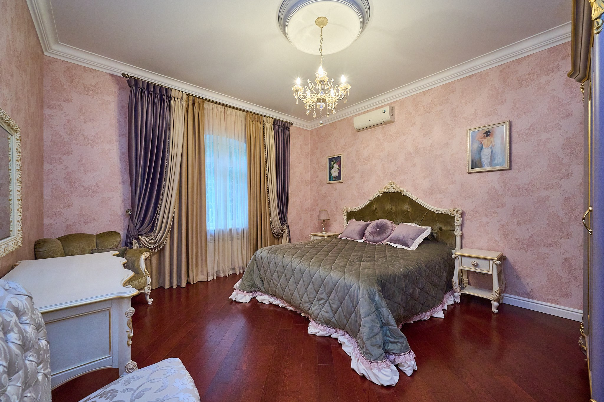 комната розовые обои фиолетовые шторы  зелено белая кровать  тумбочка белая 