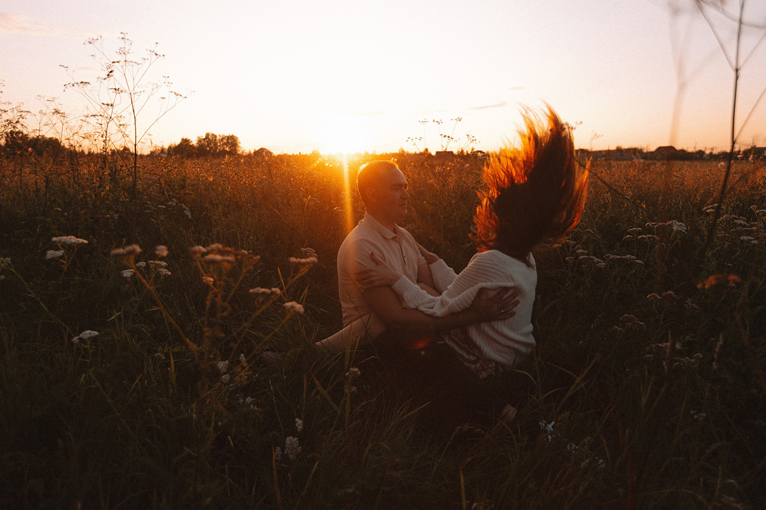Поле love story на закате. Семейный фотограф Тюмень, фотограф на роды Салмина Мария