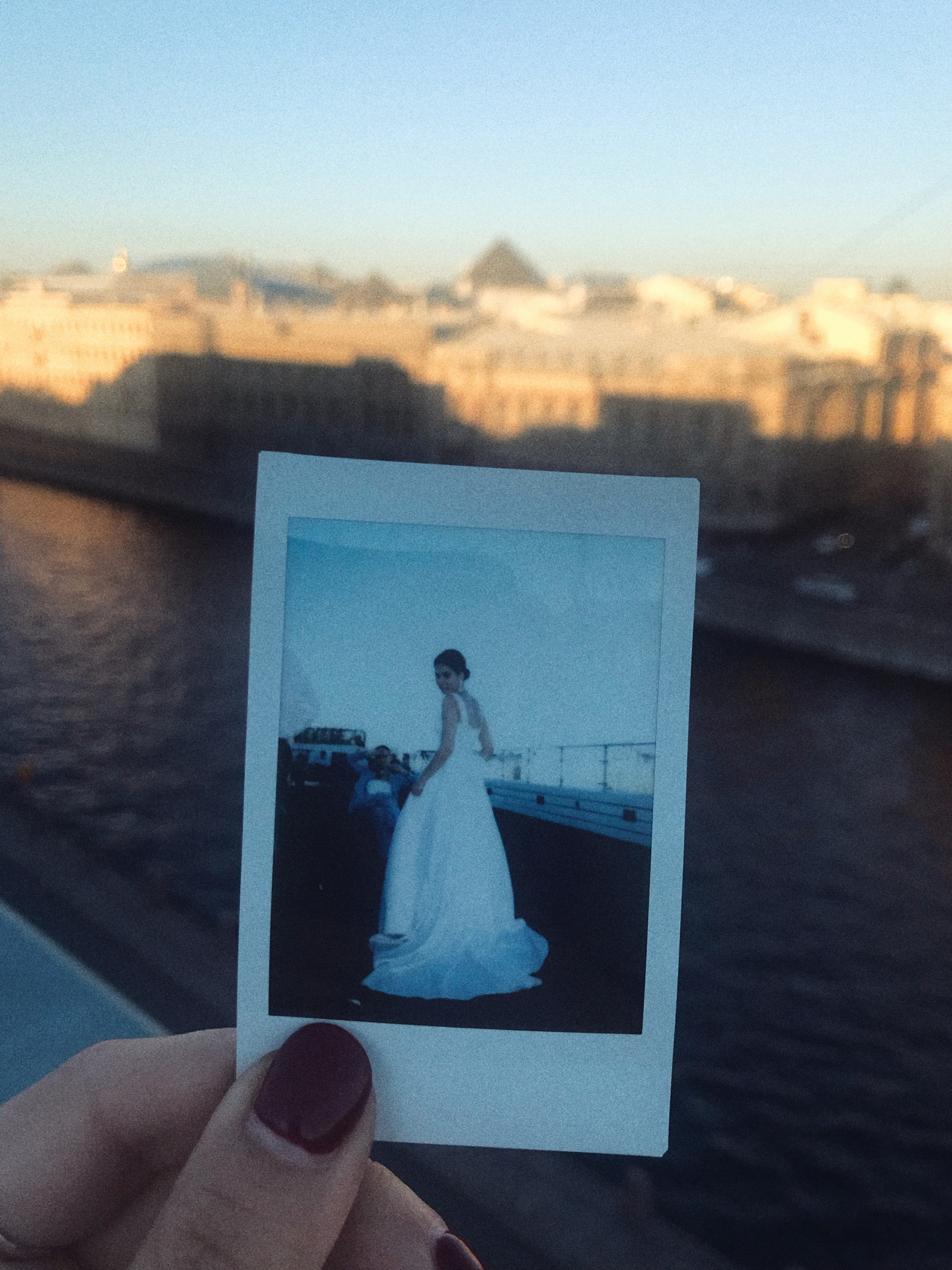 Кадры на инстакс instax моментальная фотография. Фотограф про чувства, моменты, любовь. свадебный и портретный фотограф